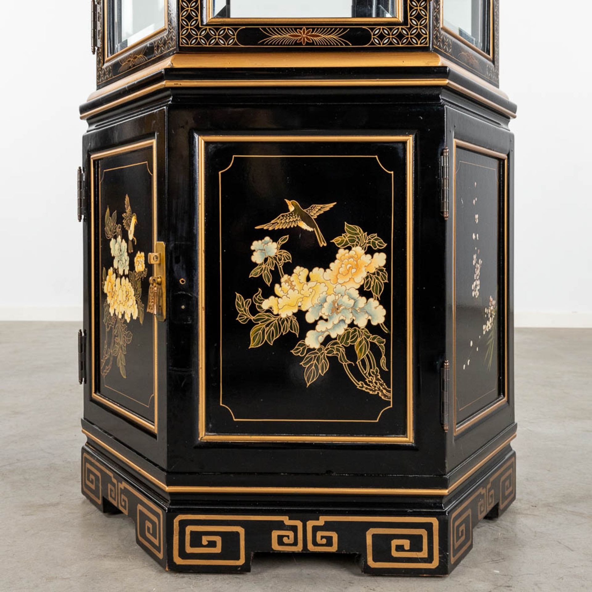 A large hexagonal display cabinet with Chinoiserie decor. 20th C. (H:220 x D:80 cm) - Bild 8 aus 14