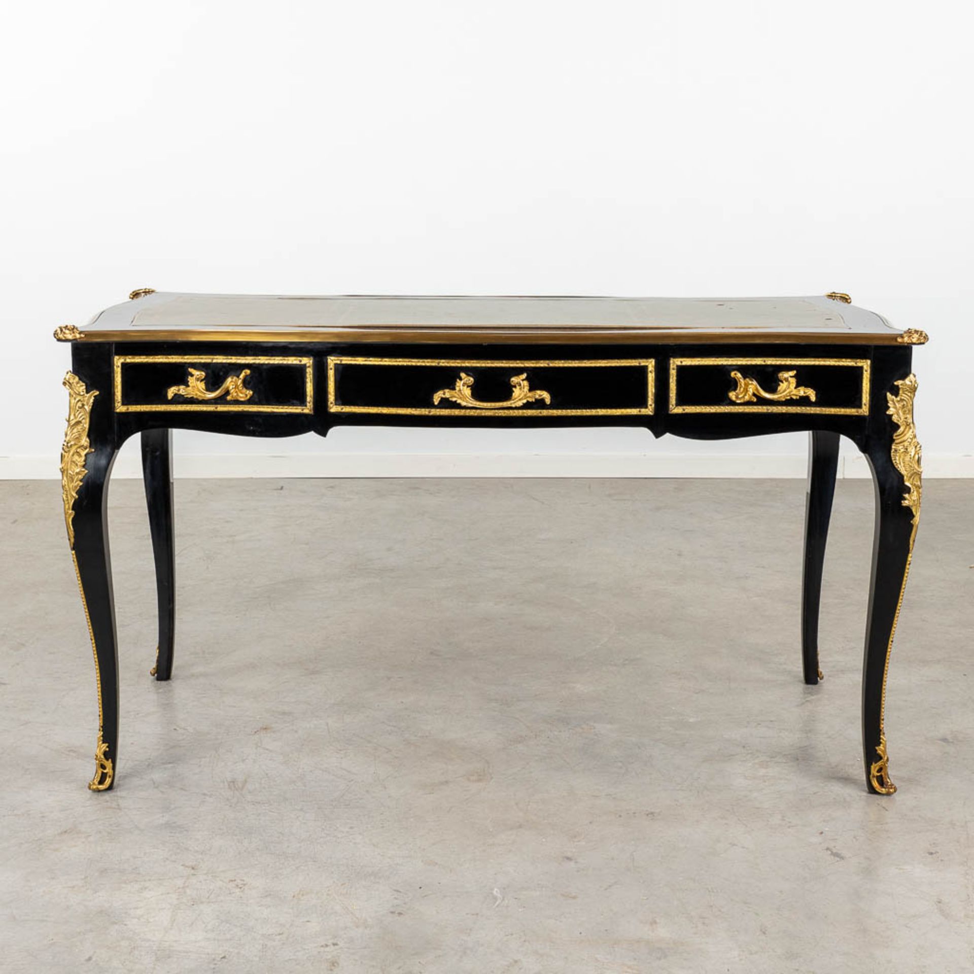 A desk with matching armchair, lacquered and bronze mounted in Louis XV style. 20th C. (D:68 x W:138 - Image 3 of 13