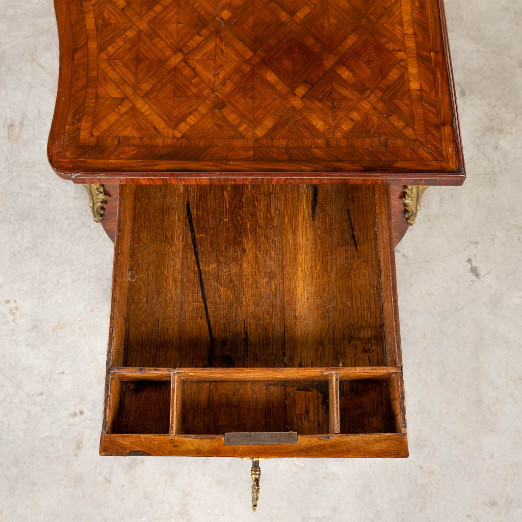 An antique side table, Louis XV, marquetry mounted with bronze, 18th C. (D:43 x W:64 x H: - Image 13 of 14