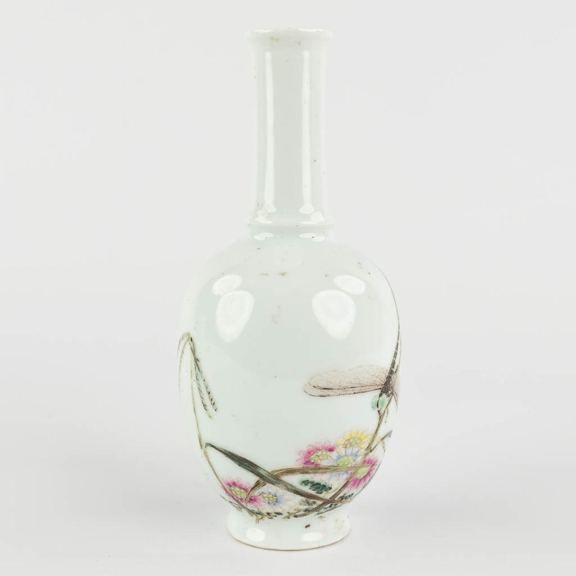 Li mingliang, A Chinese vase with decor of a dragonfly. 20th C. (H:14 x D:6,5 cm) - Bild 3 aus 9