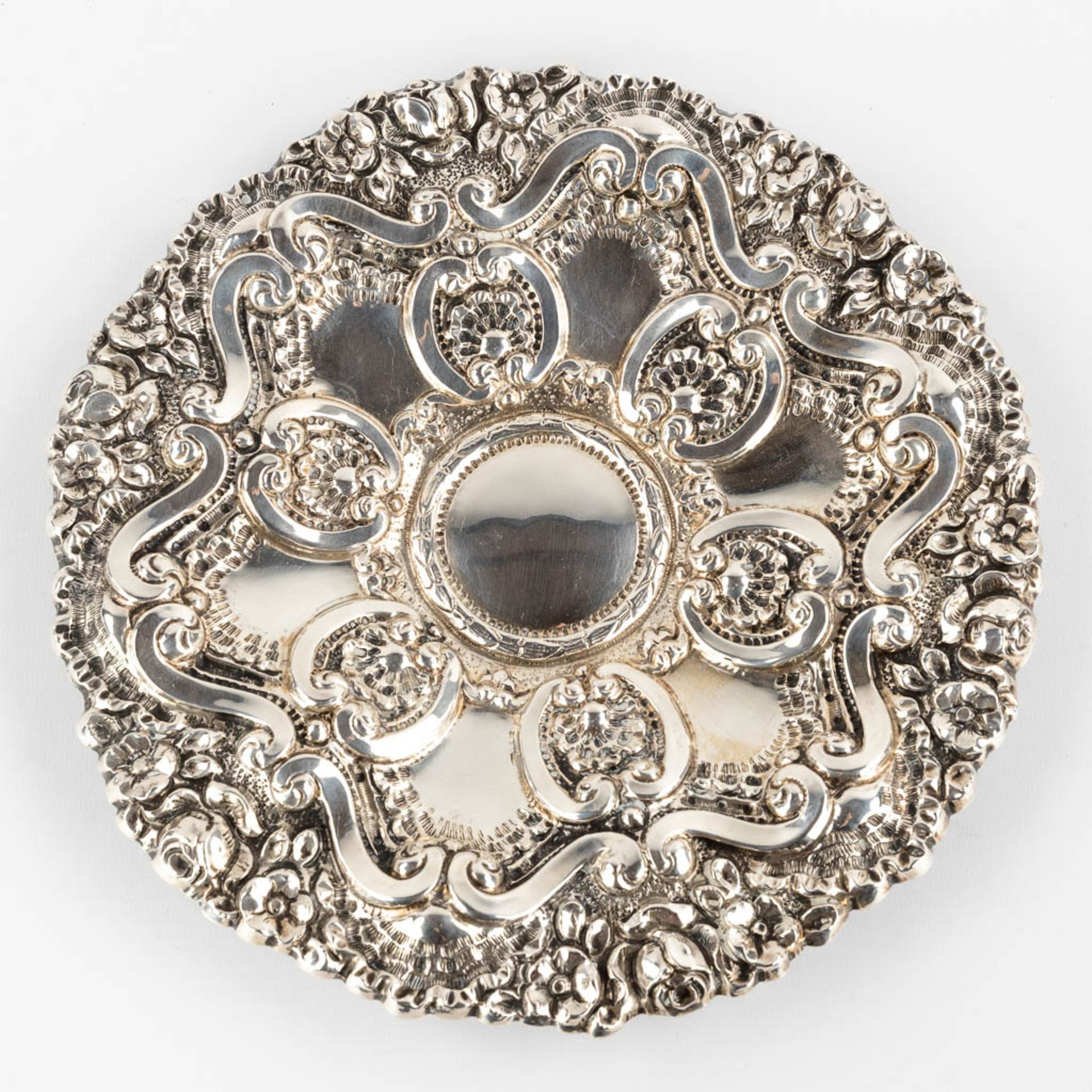 A bowl and an 'Assiette volante', silver, 433g. (D:26 cm) - Image 3 of 9