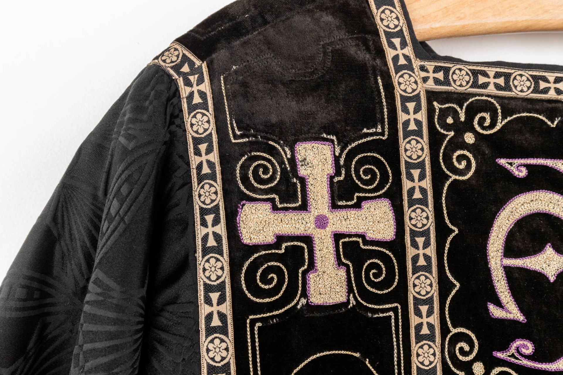 A Roman Chasuble, Two Dalmatics and a Cope. Black textile with embroideries. - Bild 13 aus 49