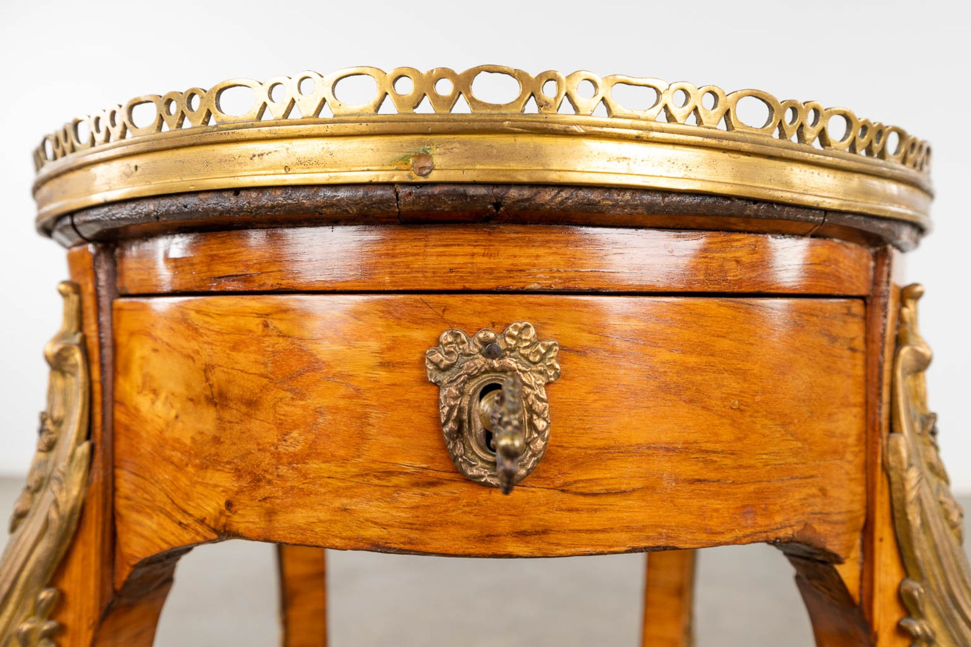 An antique side table, Louis XV, marquetry mounted with bronze and marble, 18th C. (D:38 x W:50 x H: - Image 13 of 14