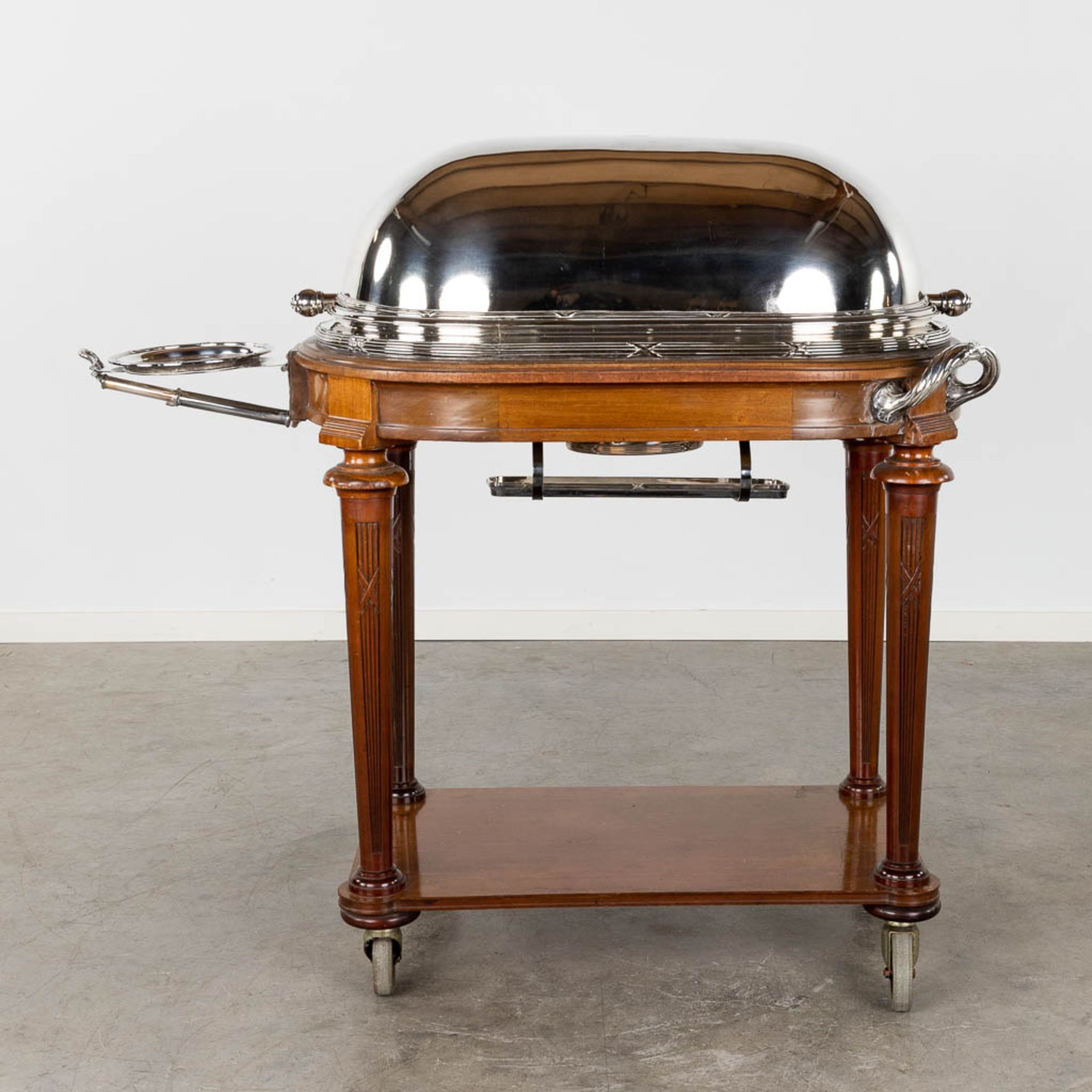 Wiskemann, an exceptional serving cart, silver-plated metal on a scultpured wood base. (D:62 x W:120 - Bild 6 aus 23