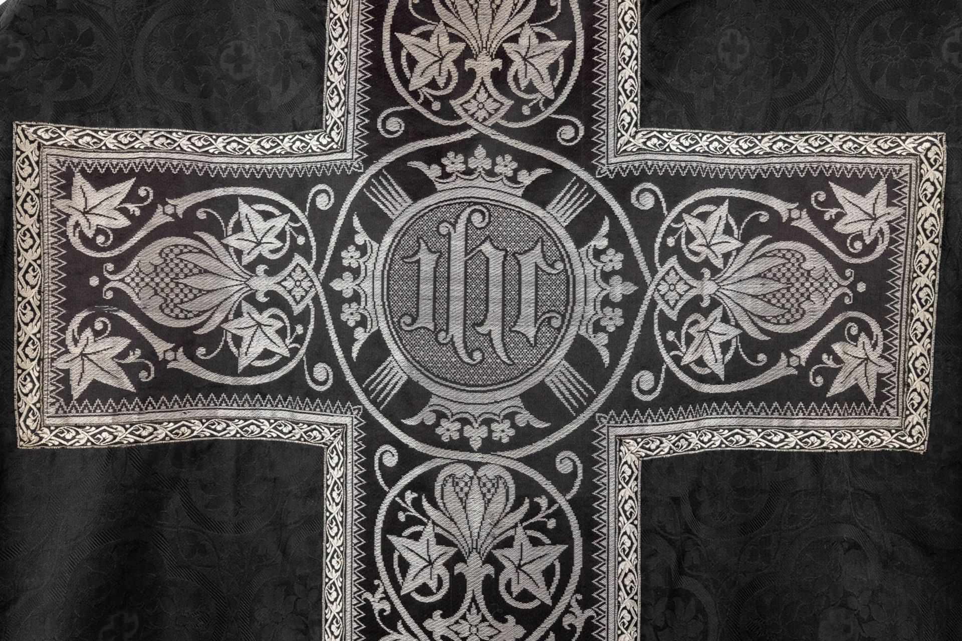 A Roman Chasuble, Two Dalmatics and a Cope. Black textile with embroideries. - Bild 18 aus 49