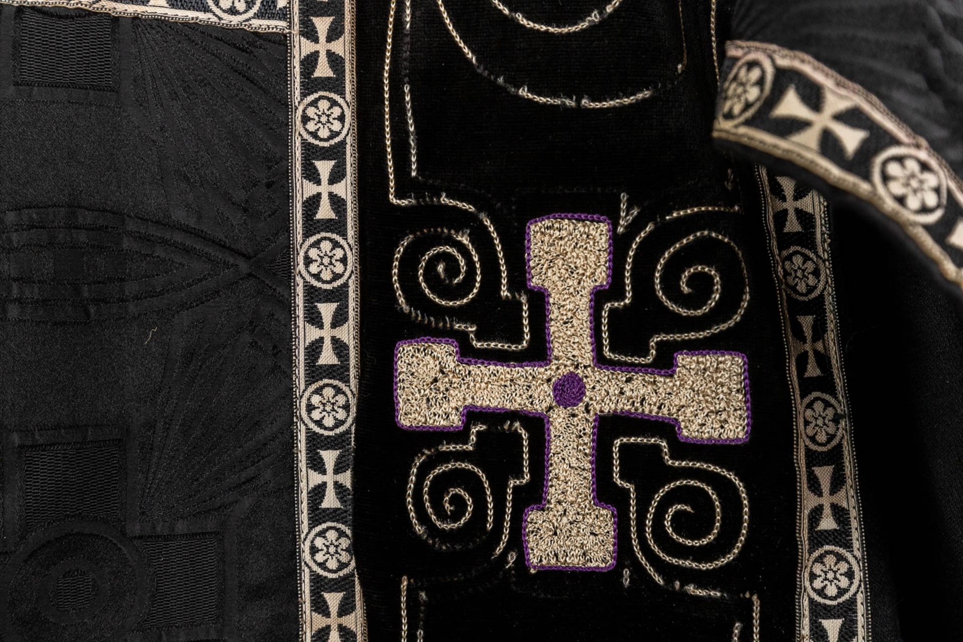A Roman Chasuble, Two Dalmatics and a Cope. Black textile with embroideries. - Bild 6 aus 49
