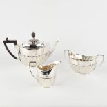 A coffee pot, milk jug and sugar pot, Silver, London, England. 1898. 987g. (D:13 x W:28 x H:17,5 cm)