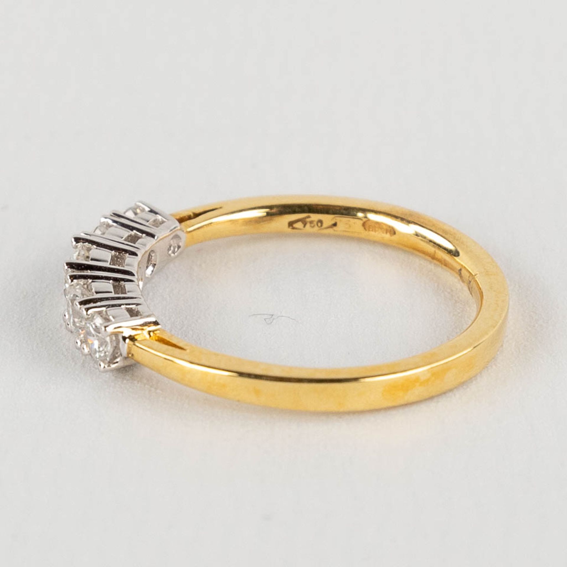 A ring, 18kt yellow and white gold with 5 diamonds, appr. 0,52ct. Ring size 54. - Image 4 of 11