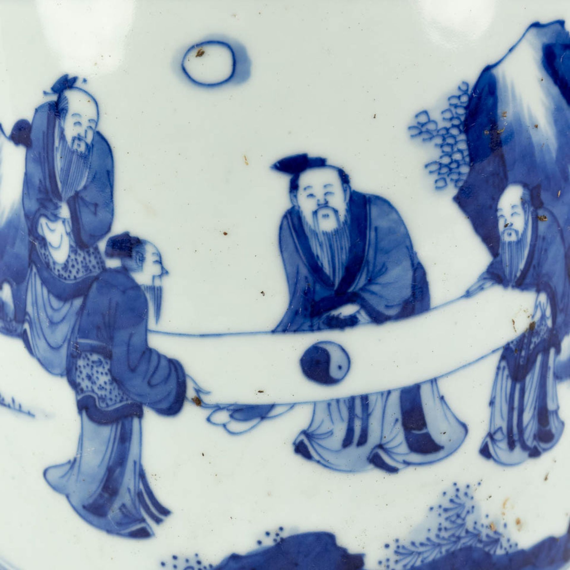 A Chinese pot, blue-white decor of wise men holding a cloth, 19th C. (H:15,5 x D:20 cm) - Image 11 of 12