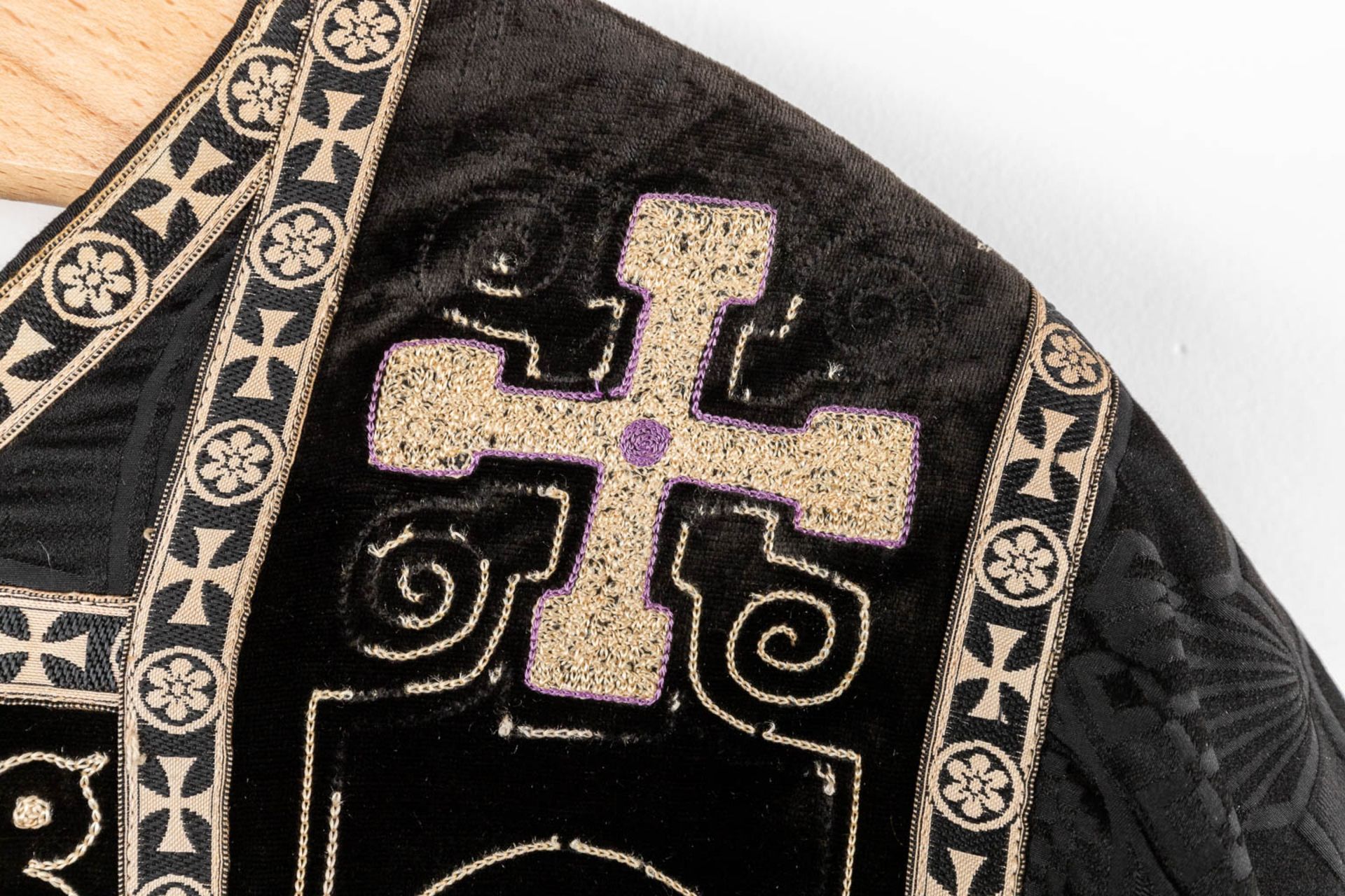 A Roman Chasuble, Two Dalmatics and a Cope. Black textile with embroideries. - Bild 5 aus 49