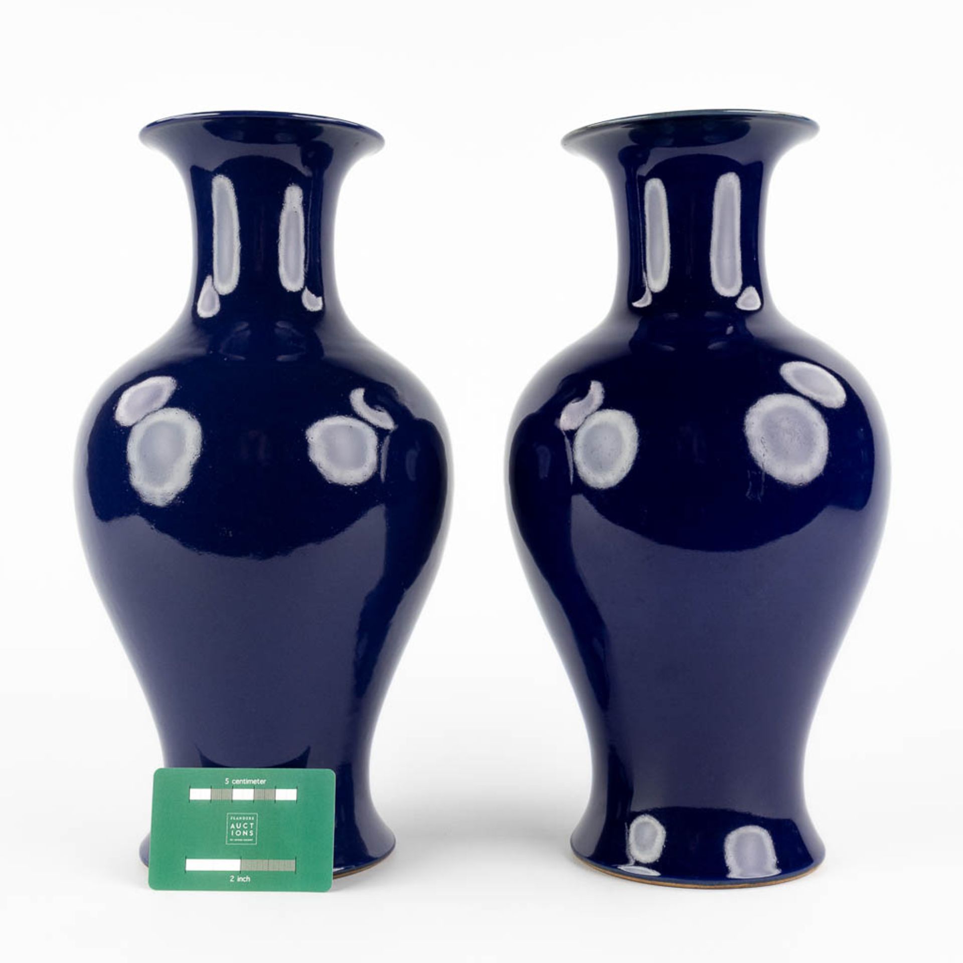 A pair of decorative Chinese blue-glazed vases. 20th C. (H:36 x D:18 cm) - Image 2 of 9