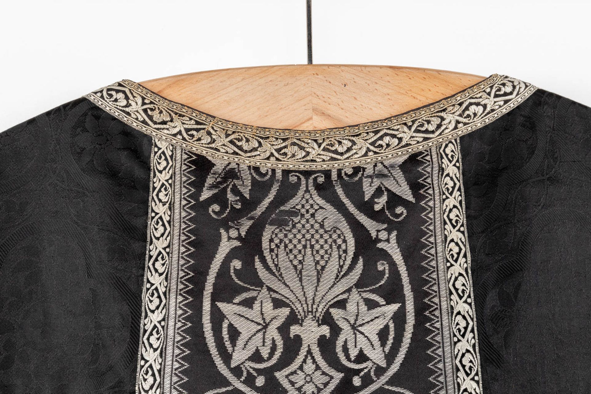 A Roman Chasuble, Two Dalmatics and a Cope. Black textile with embroideries. - Bild 17 aus 49