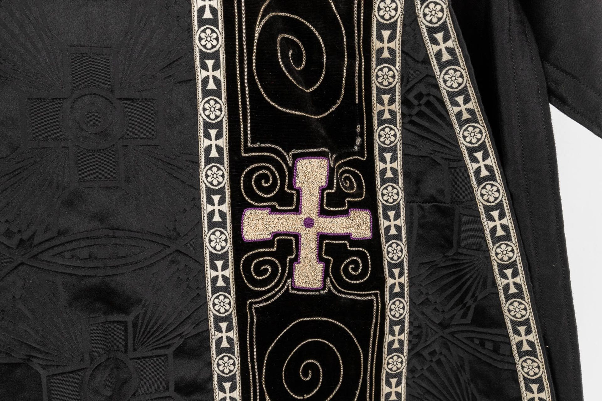 A Roman Chasuble, Two Dalmatics and a Cope. Black textile with embroideries. - Bild 34 aus 49