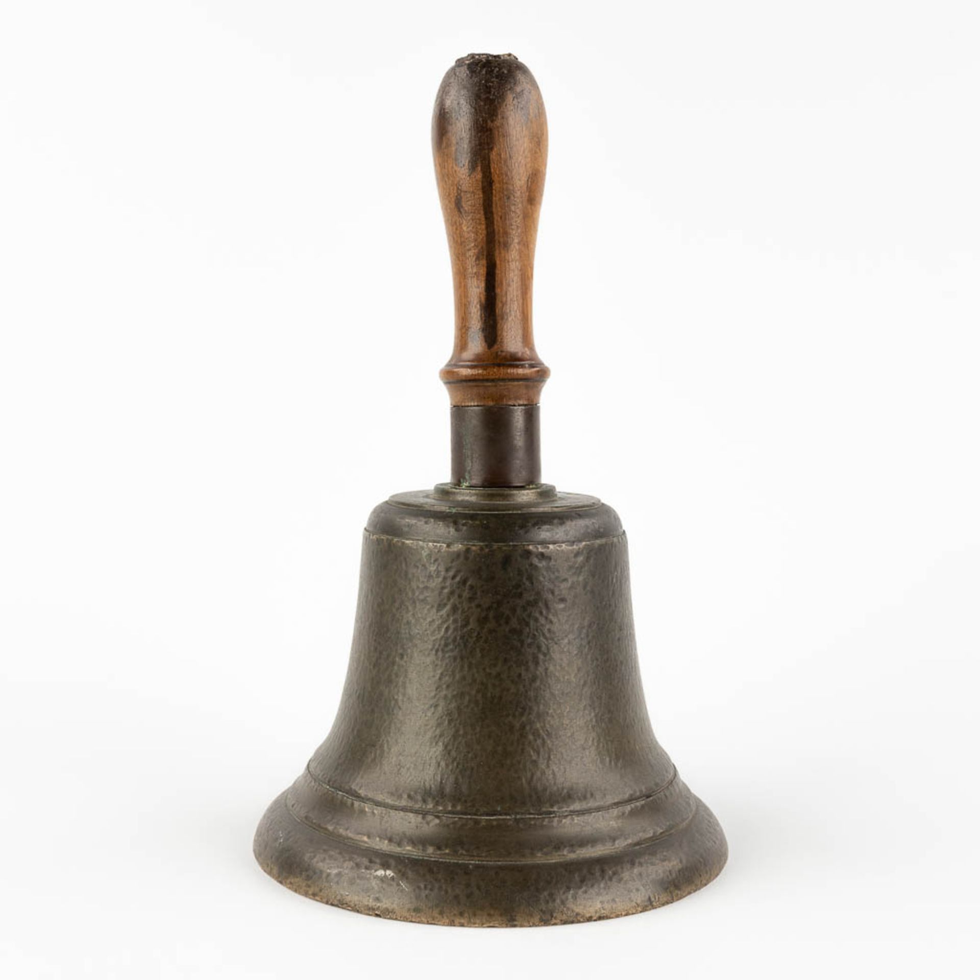 An antique 'Handbell' bronze with an inscription 'J.S. Beckett', 19th C. (H:28 x D:17 cm) - Image 4 of 10