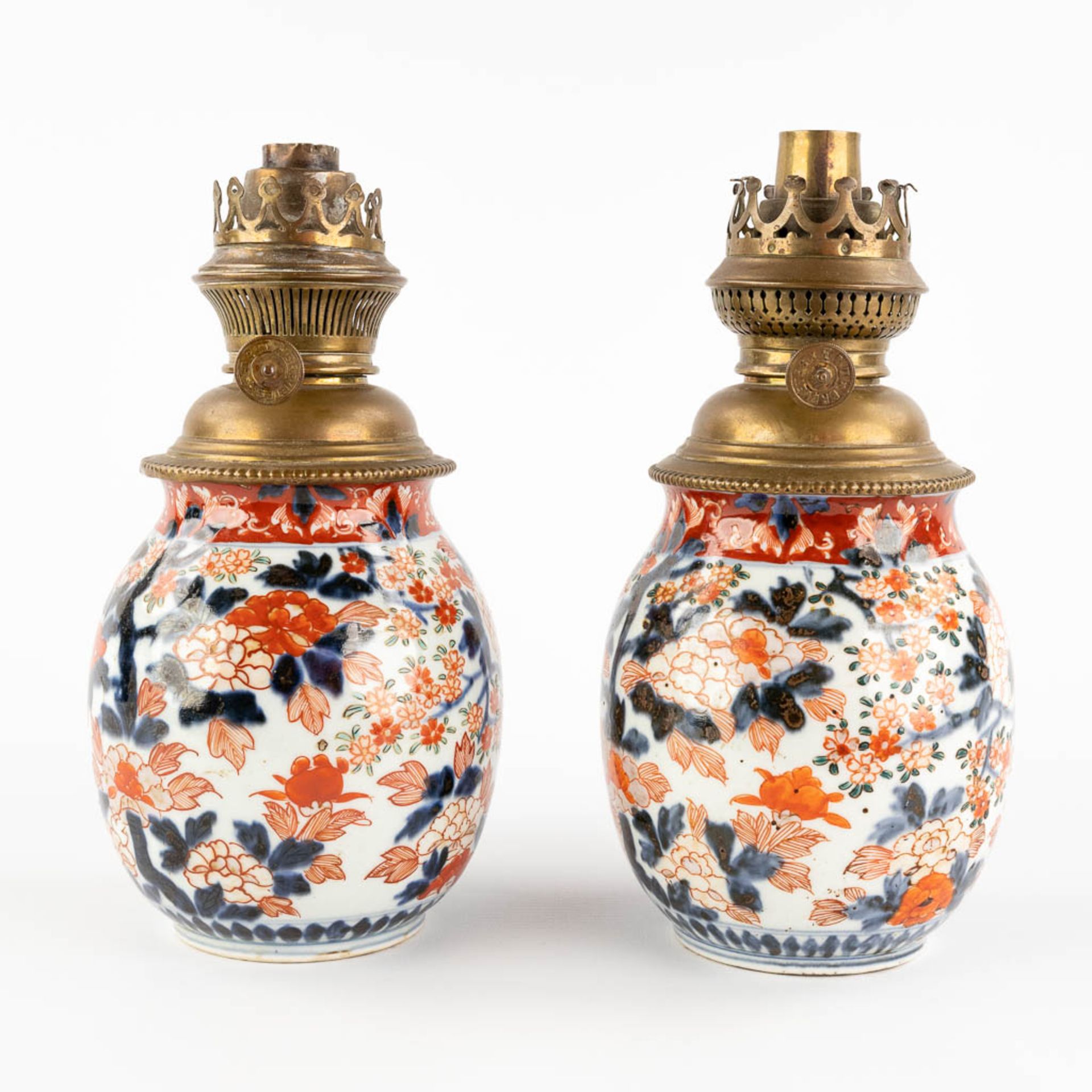 A pair of Chinese export Imari vases, rebuilt as oil lamps. 18th/19th C. (H:25 cm) - Bild 3 aus 12