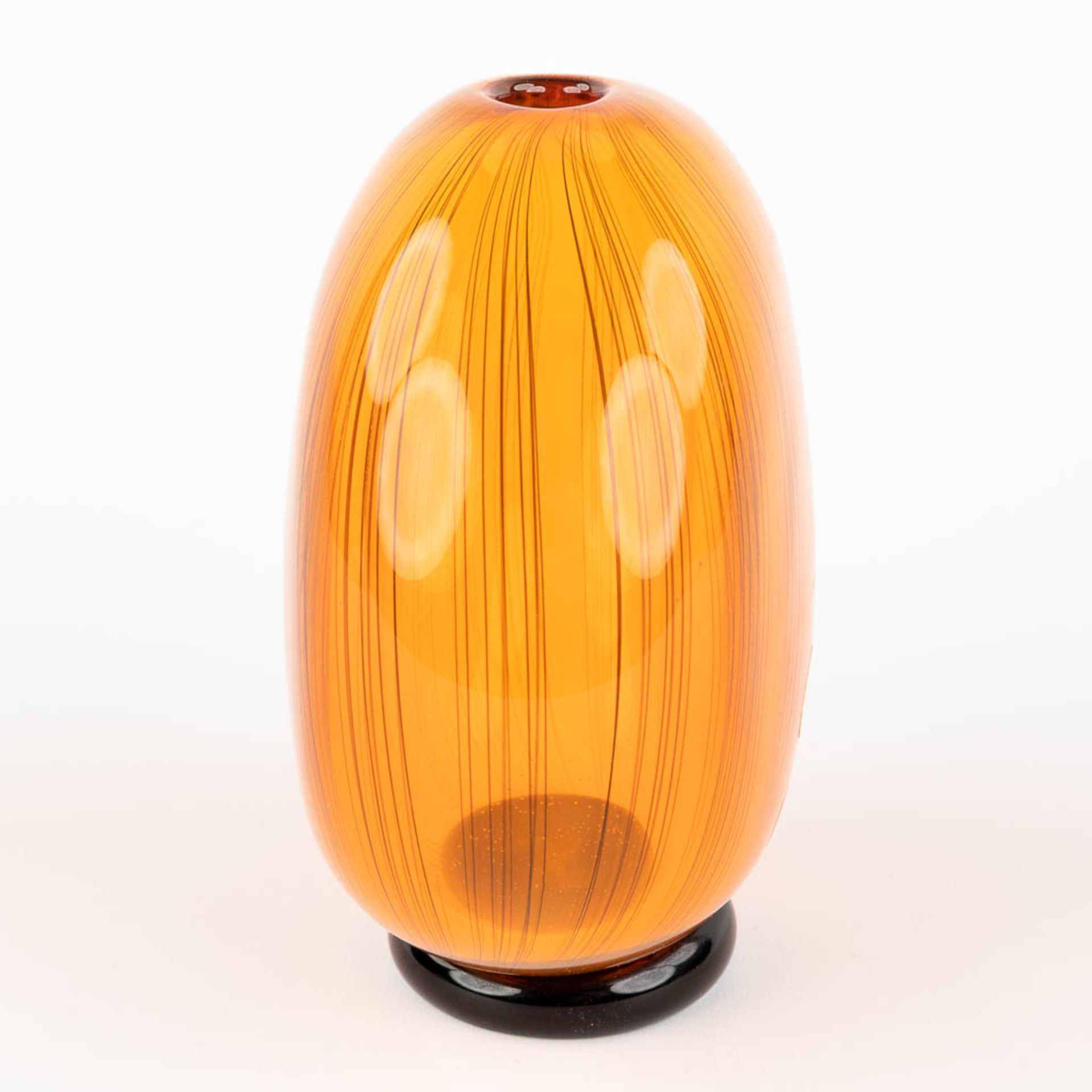 Seguso Viro, Murano, an orange glass vase. (D:8 x W:15 x H:16 cm) - Image 4 of 10