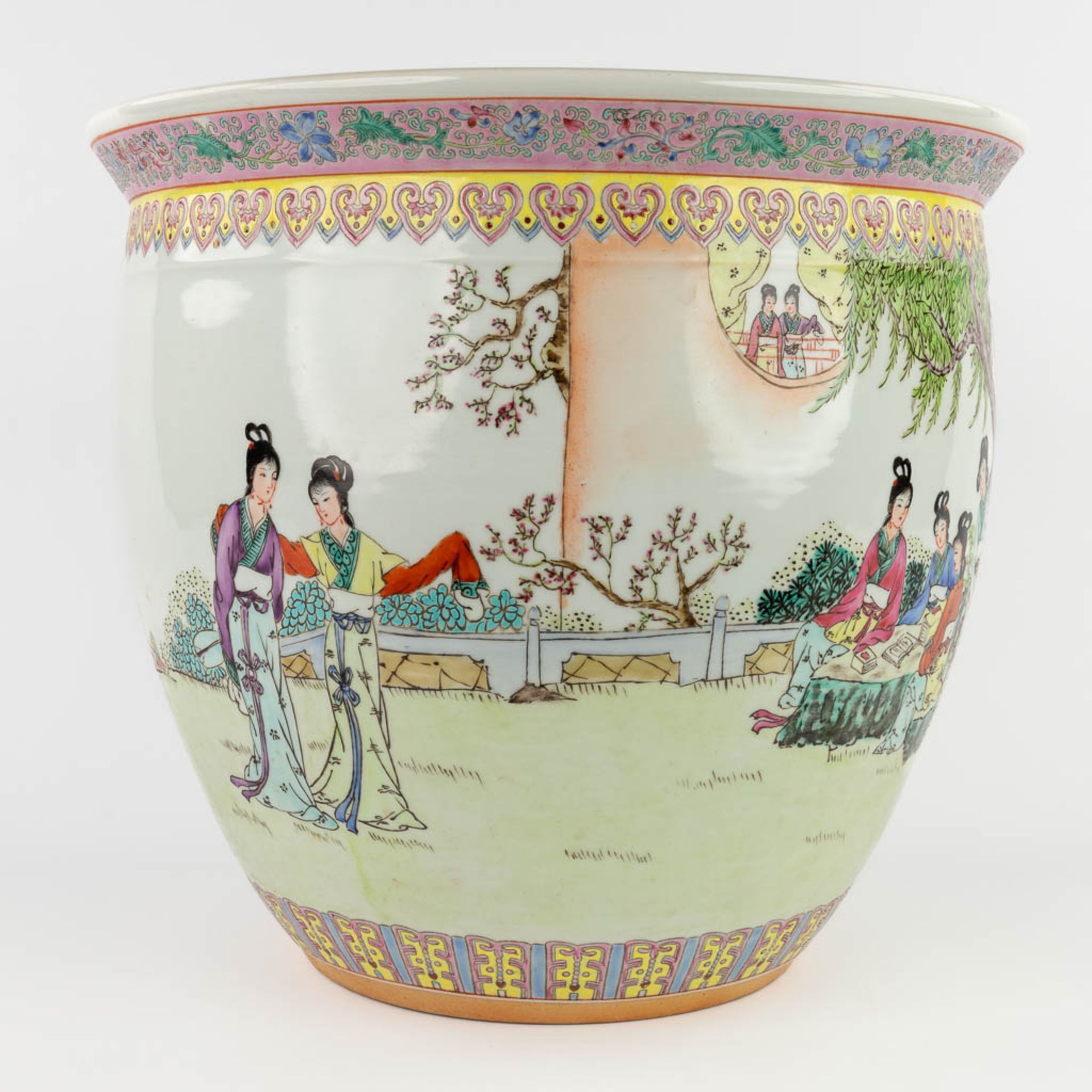 A large Chinese cache-pot decorated with figurines in a garden. 20th C. (H:36 x D:40 cm) - Image 3 of 13