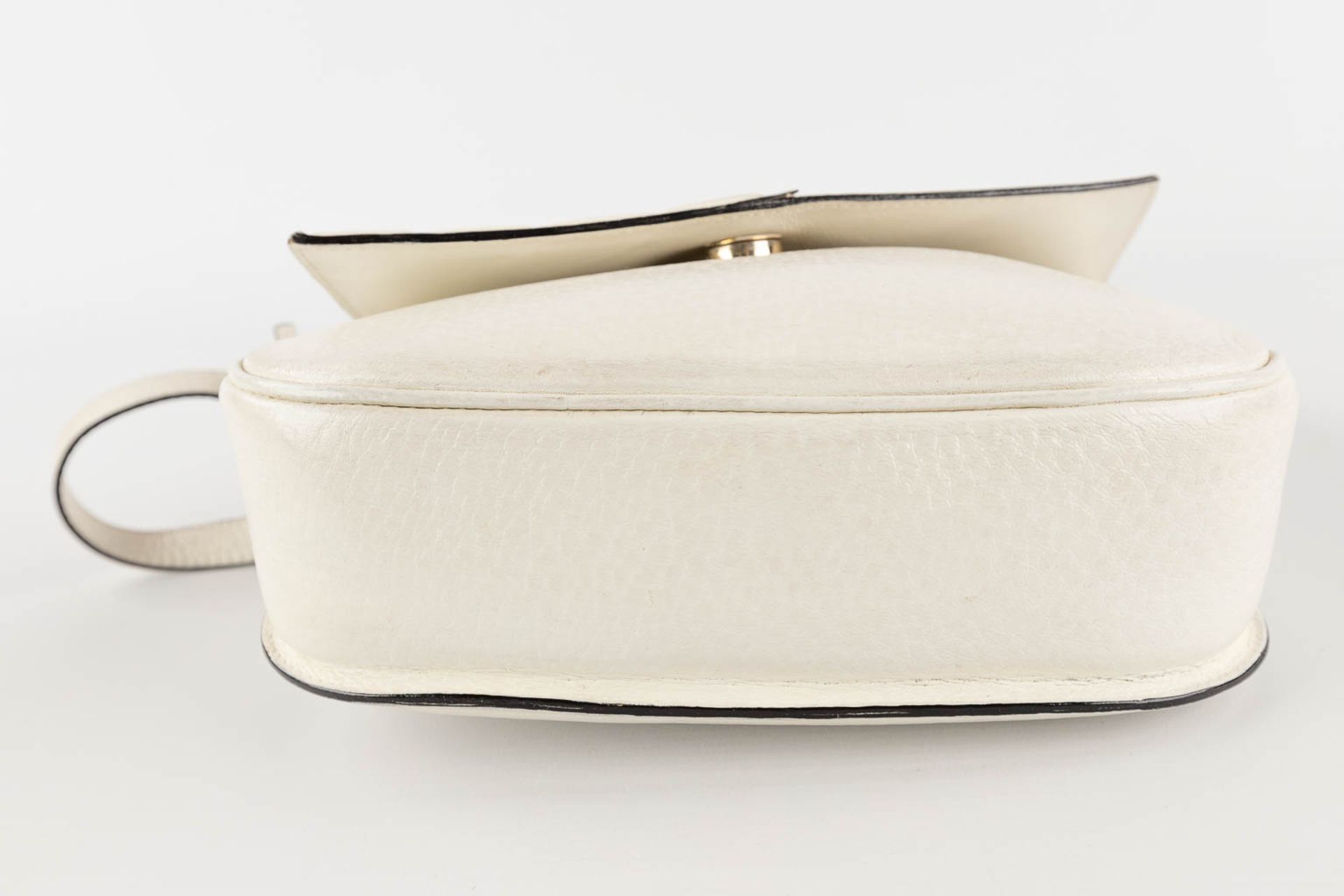 Delvaux, a cross body handbag, white leather. (W:22 x H:22 cm) - Bild 7 aus 17