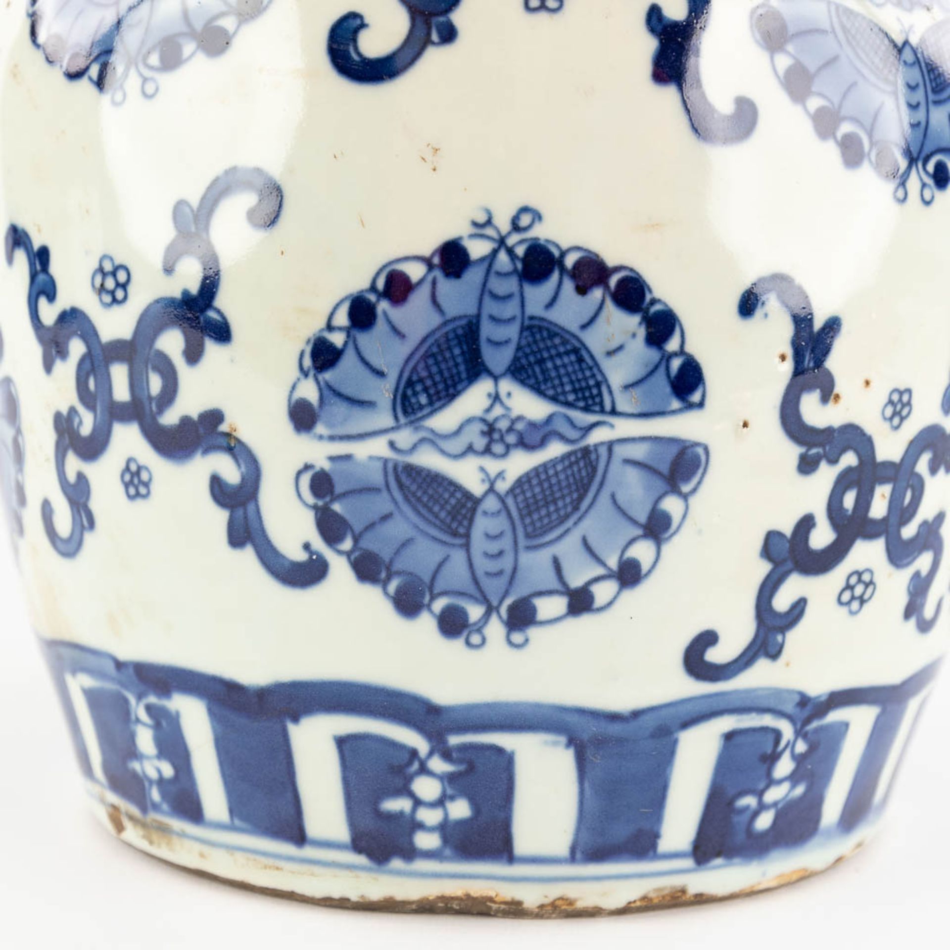 A Chinese ginger jar, decorated with butterflies, export porcelain for the Middle Eastern market. 19 - Bild 12 aus 12