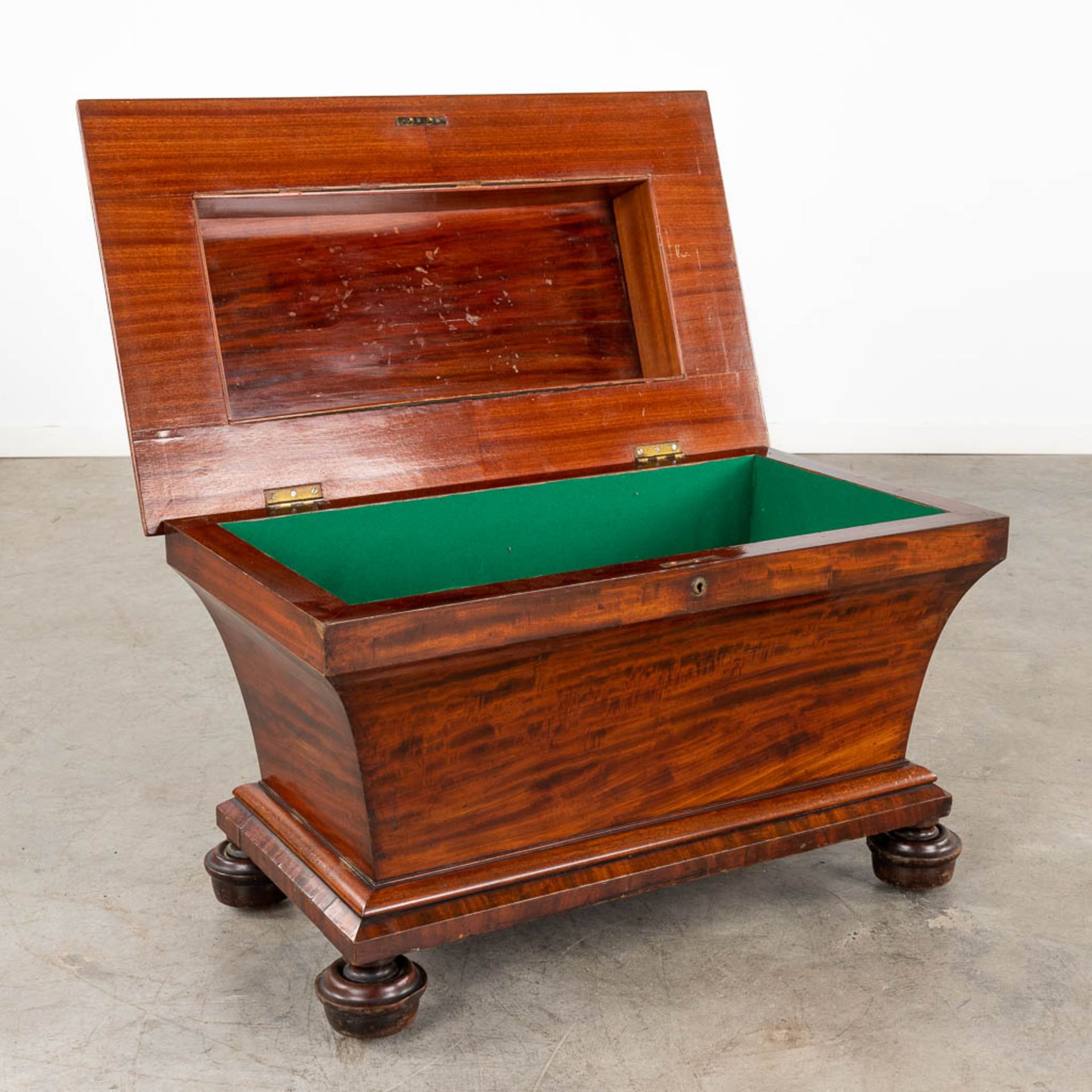 An exceptionally large English Cellarette or Wine Cooler, Mahogany, 19th C. (D:46 x W:79 x H:51 cm) - Image 3 of 13