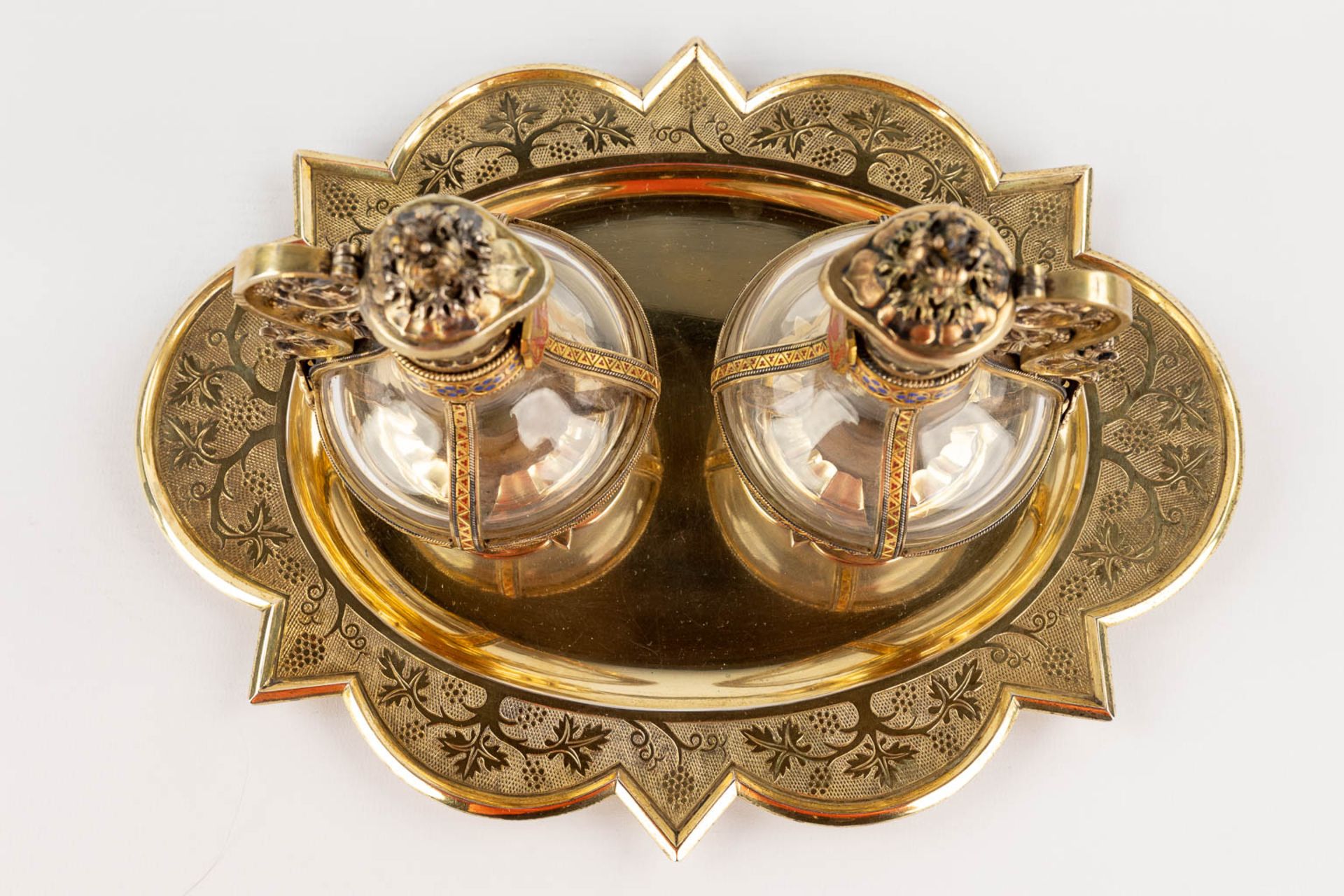 Bourdon-De Bruyne, a collection of wine and water cruets, gilt silver. Circa 1860. (D:21 x W:27,5 x - Image 15 of 23