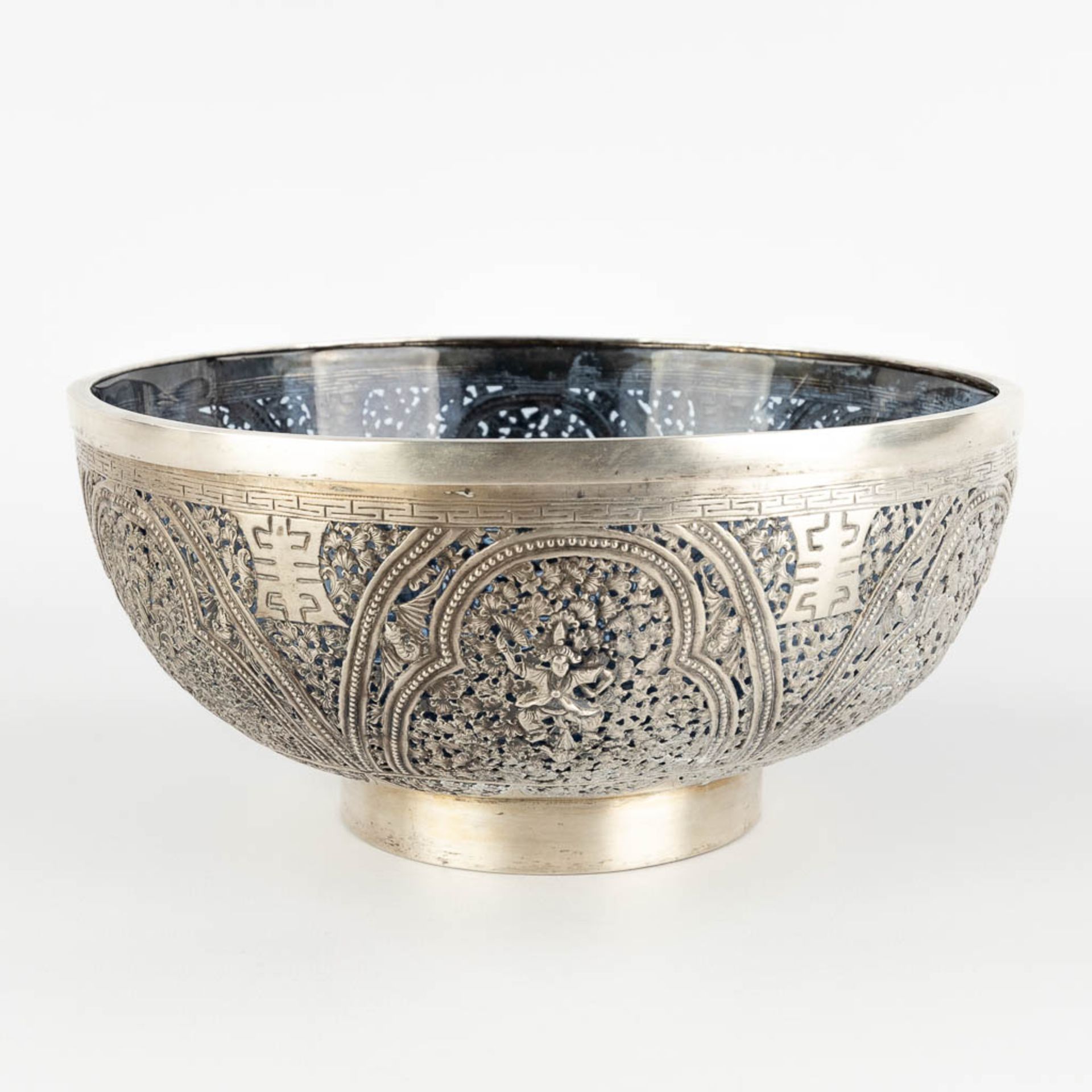 An Asian bowl, silver with a blue glass liner, decorated with bats and lotus flowers. 320g. (H:10 x - Image 4 of 10