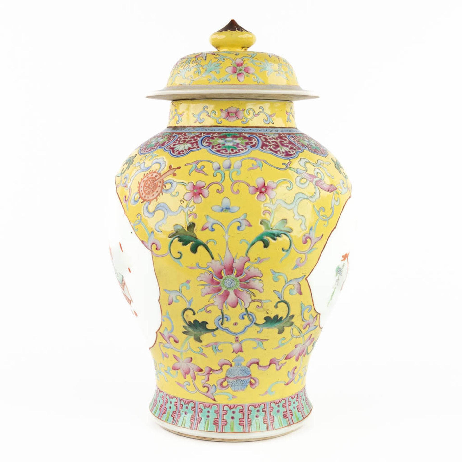 A large Chinese vase with lid, Famille Rose, decor of antiquities. 19th/20th C. (W:24 x H:41 cm) - Bild 3 aus 12