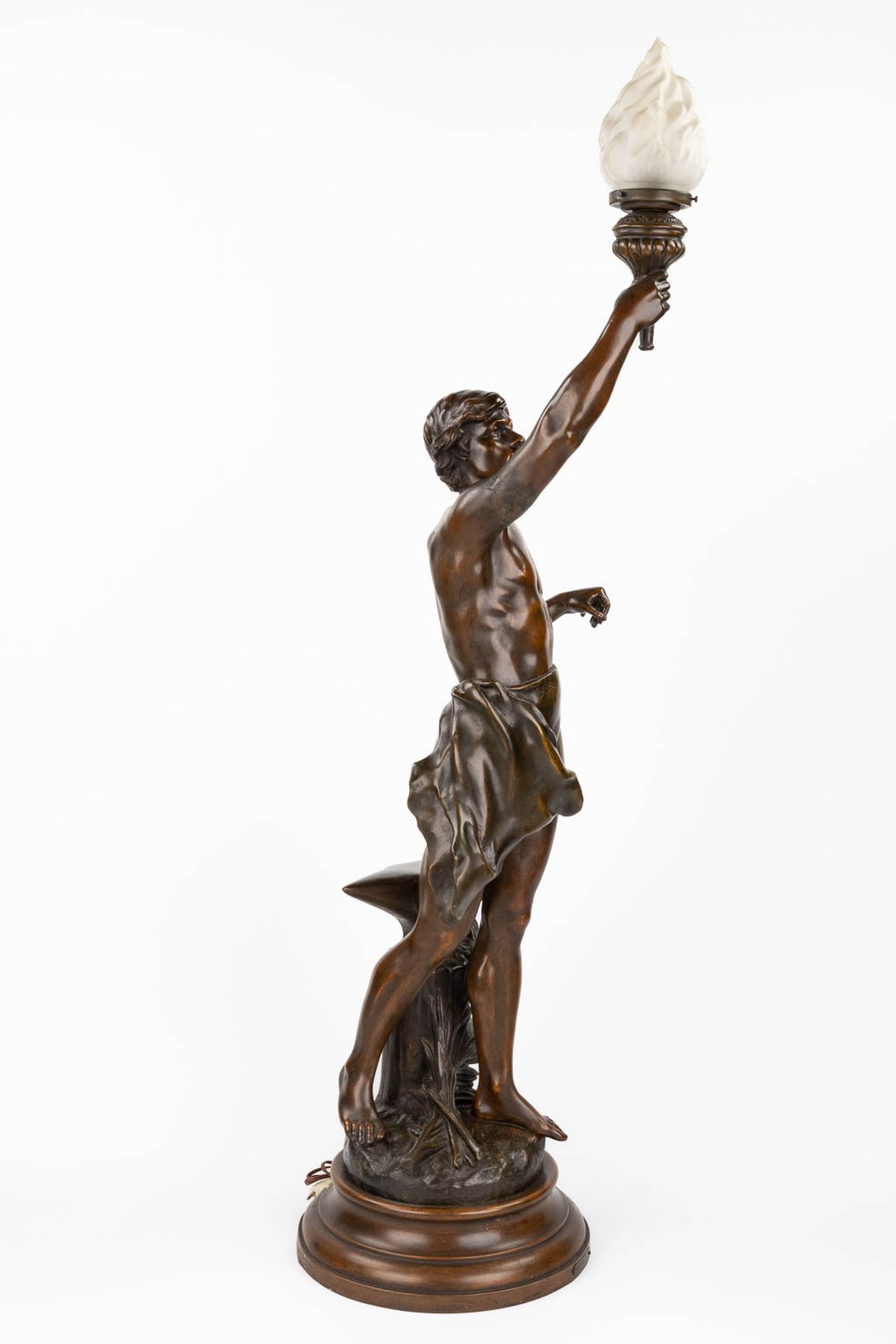 Charles Théodore PERRON (1862-1934) 'Le Travail' A lamp, patinated spelter. Circa 1900. (H:147 x D:3 - Image 3 of 10