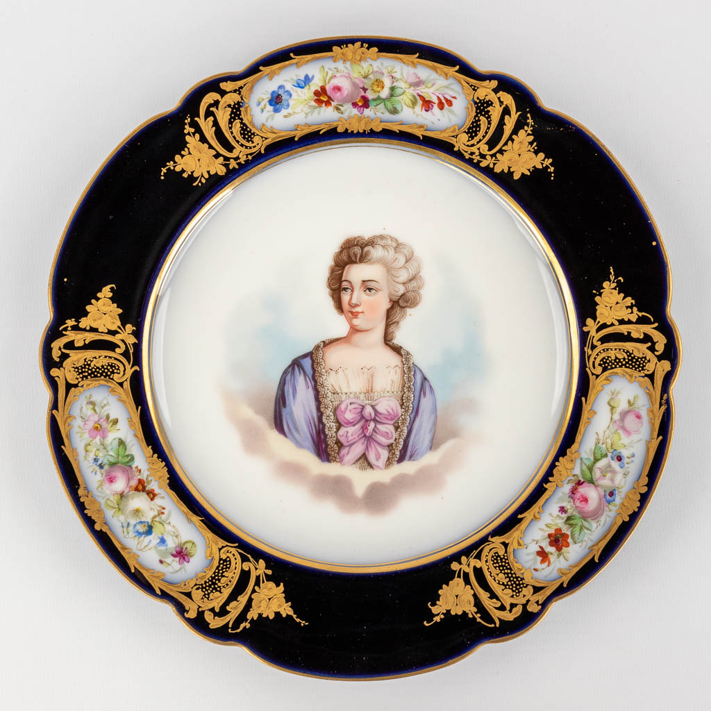 A display plate 'Madame de Pompadour' probably made in the UK. (D:24 cm) - Image 6 of 11