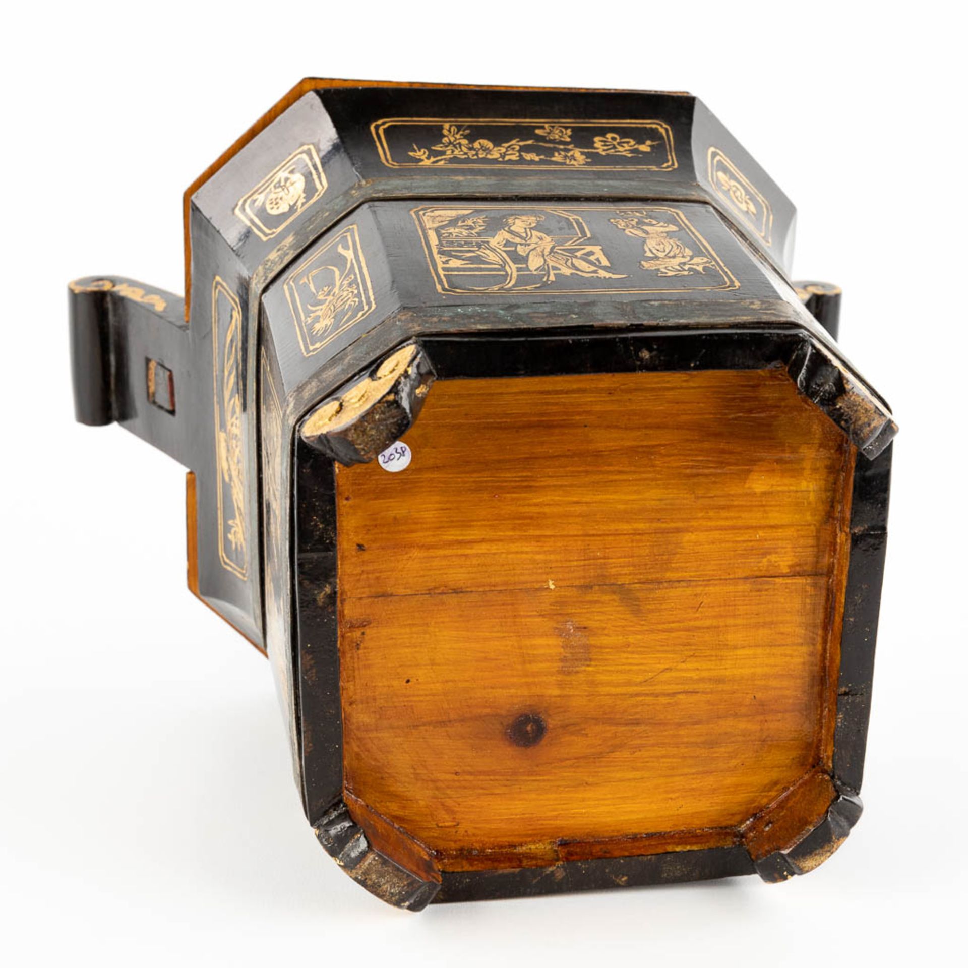 A Chinese carrying case for a teapot, gilt wood with lacquer and dragon figurines. 20th C. (D:24 x W - Image 7 of 16