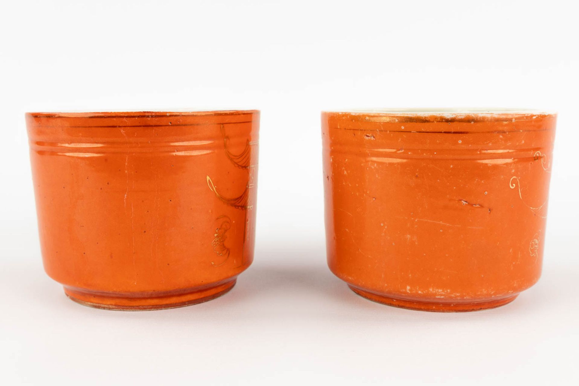 A pair of brush pots, coral red glaze with gilt decors of temples. 19th/20th C. (H:10 x D:13 cm) - Image 4 of 10