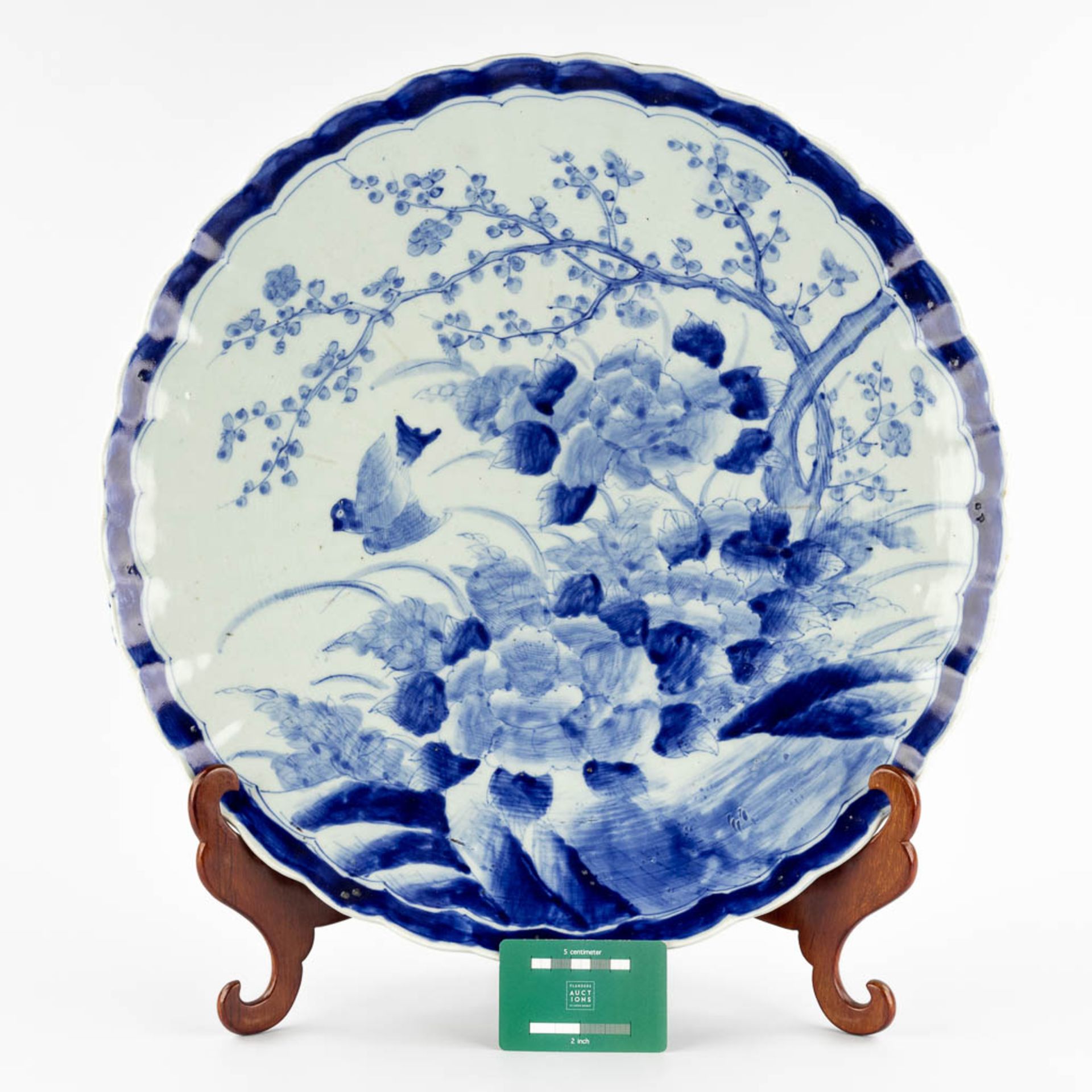 A large plate, Japanese porcelain, blue-white decor of fauna and flora. 19th C. (D:47,5 cm) - Bild 2 aus 10