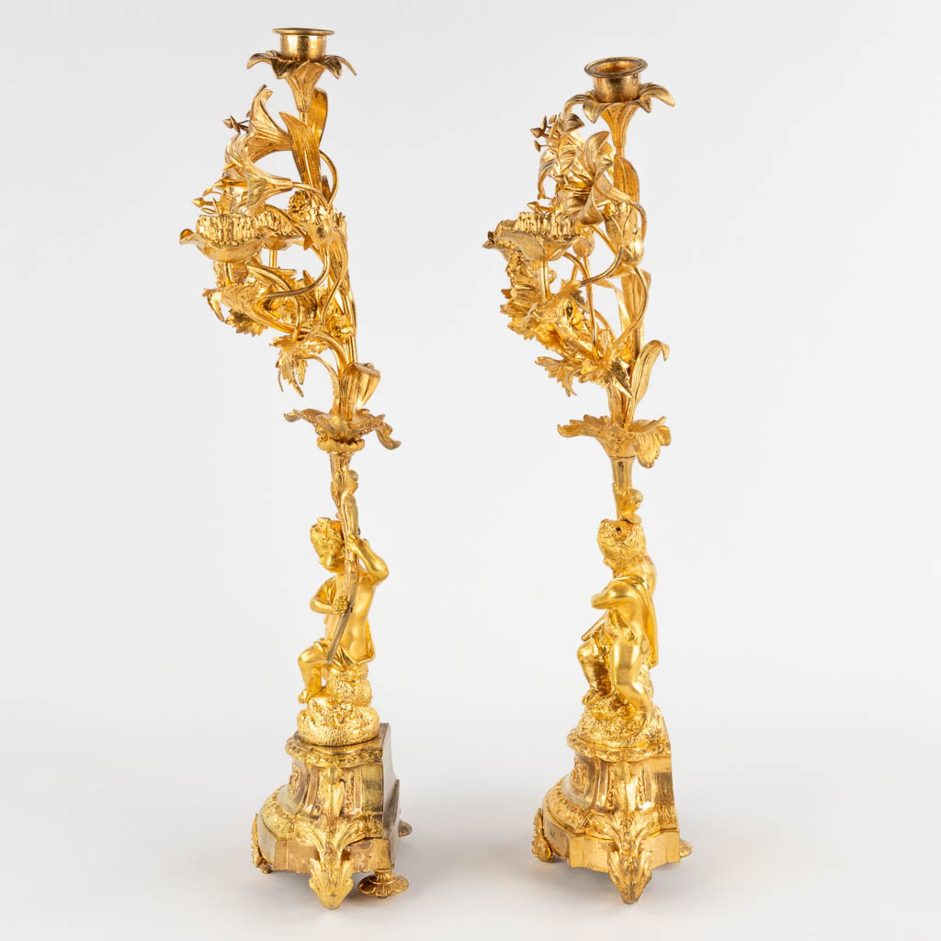 A pair of candelabra with putti, gilt bronze. Circa 1900. (W:22 x H:50 cm) - Bild 6 aus 13