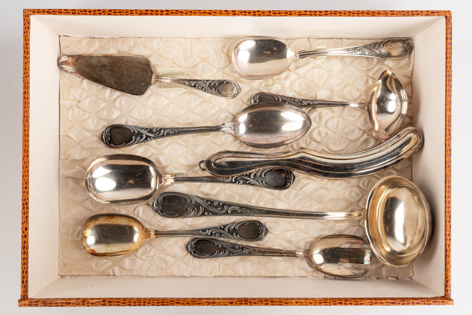 A 134-piece silver-plated cutlery in a storage box. Louis XV style. (D:31 x W:46 x H:24,5 cm) - Image 15 of 17