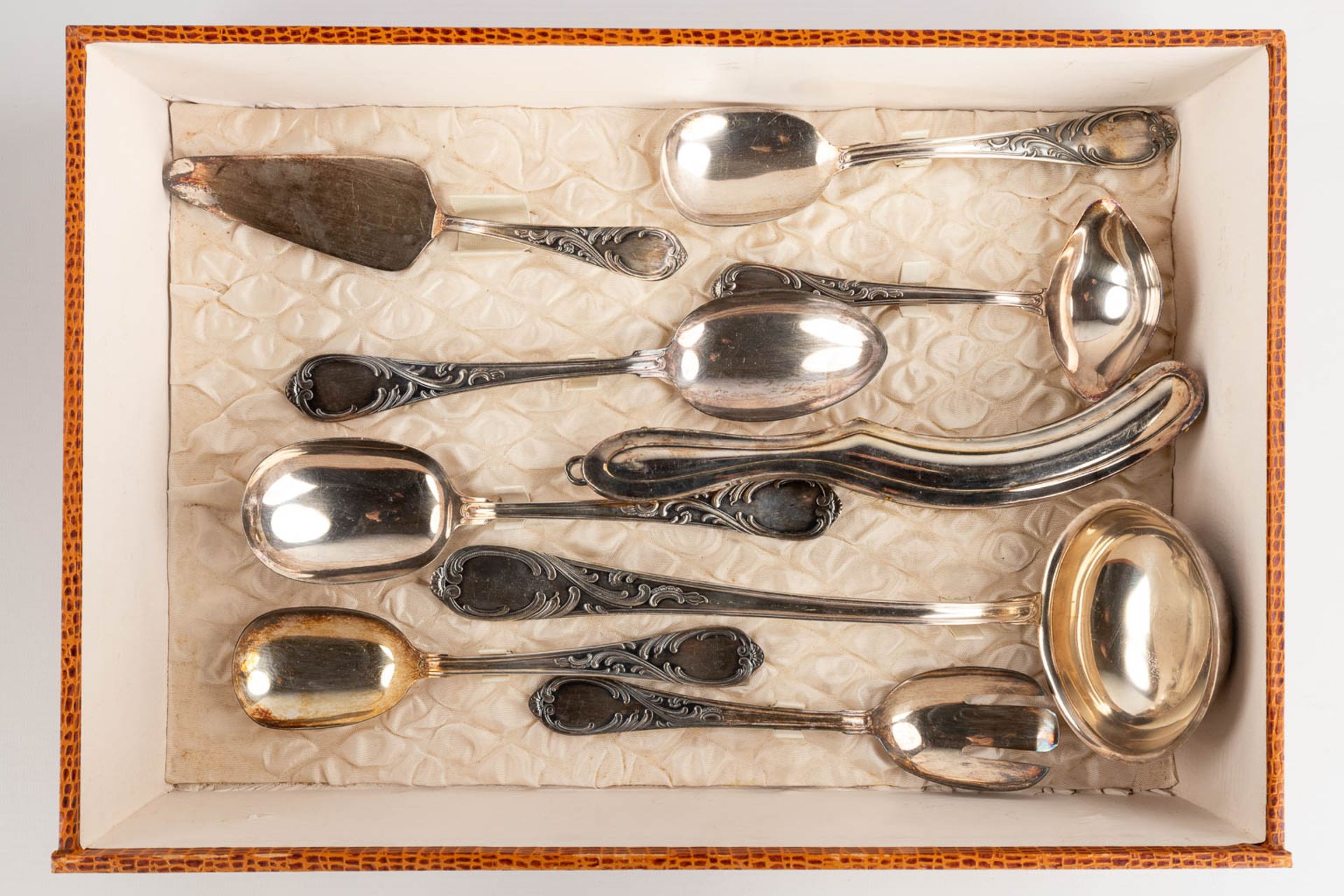 A 134-piece silver-plated cutlery in a storage box. Louis XV style. (D:31 x W:46 x H:24,5 cm) - Bild 15 aus 17