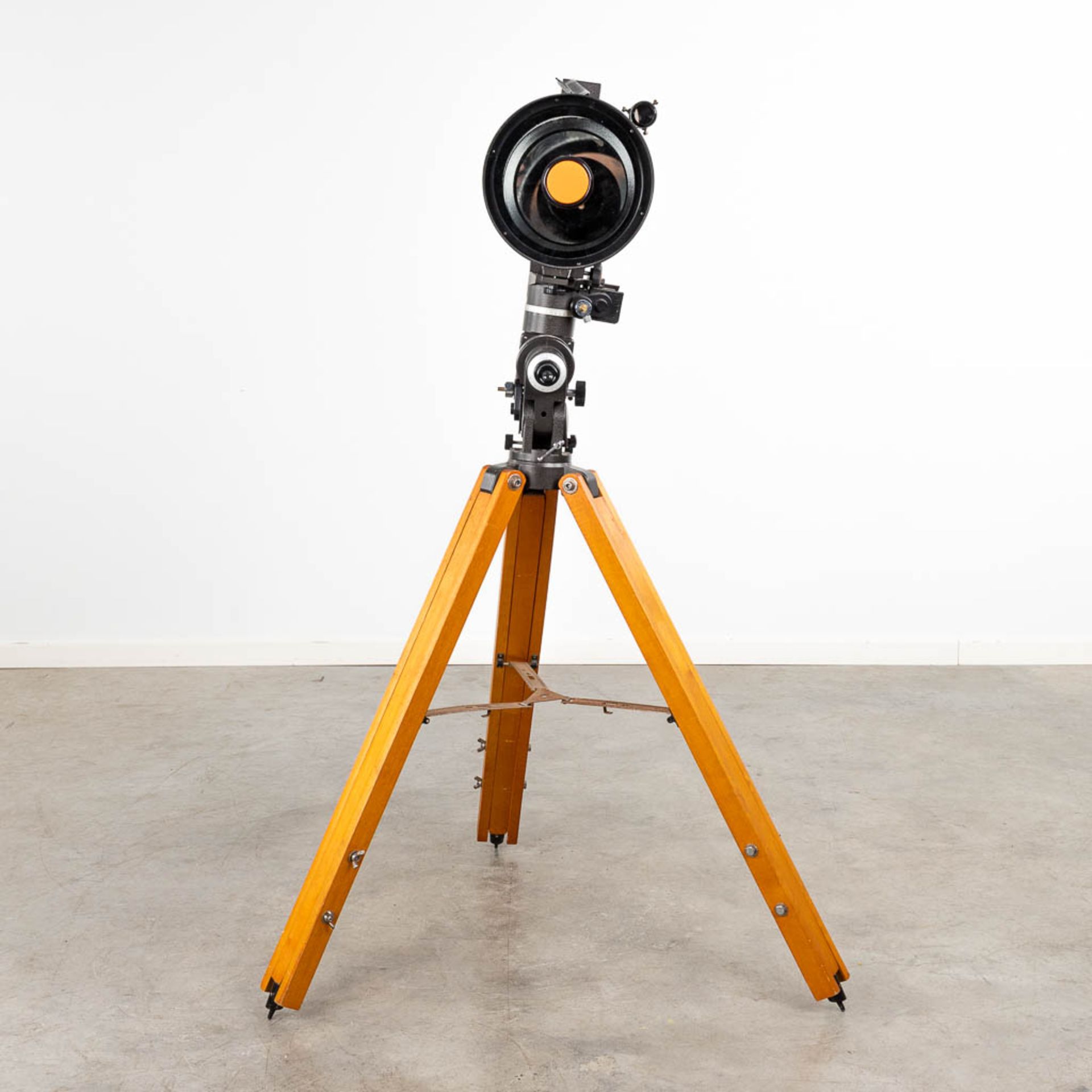 Celestron, a stargazer on a tripod. Including a storage box with accessories. 20th C. (H:137 cm) - Bild 7 aus 15