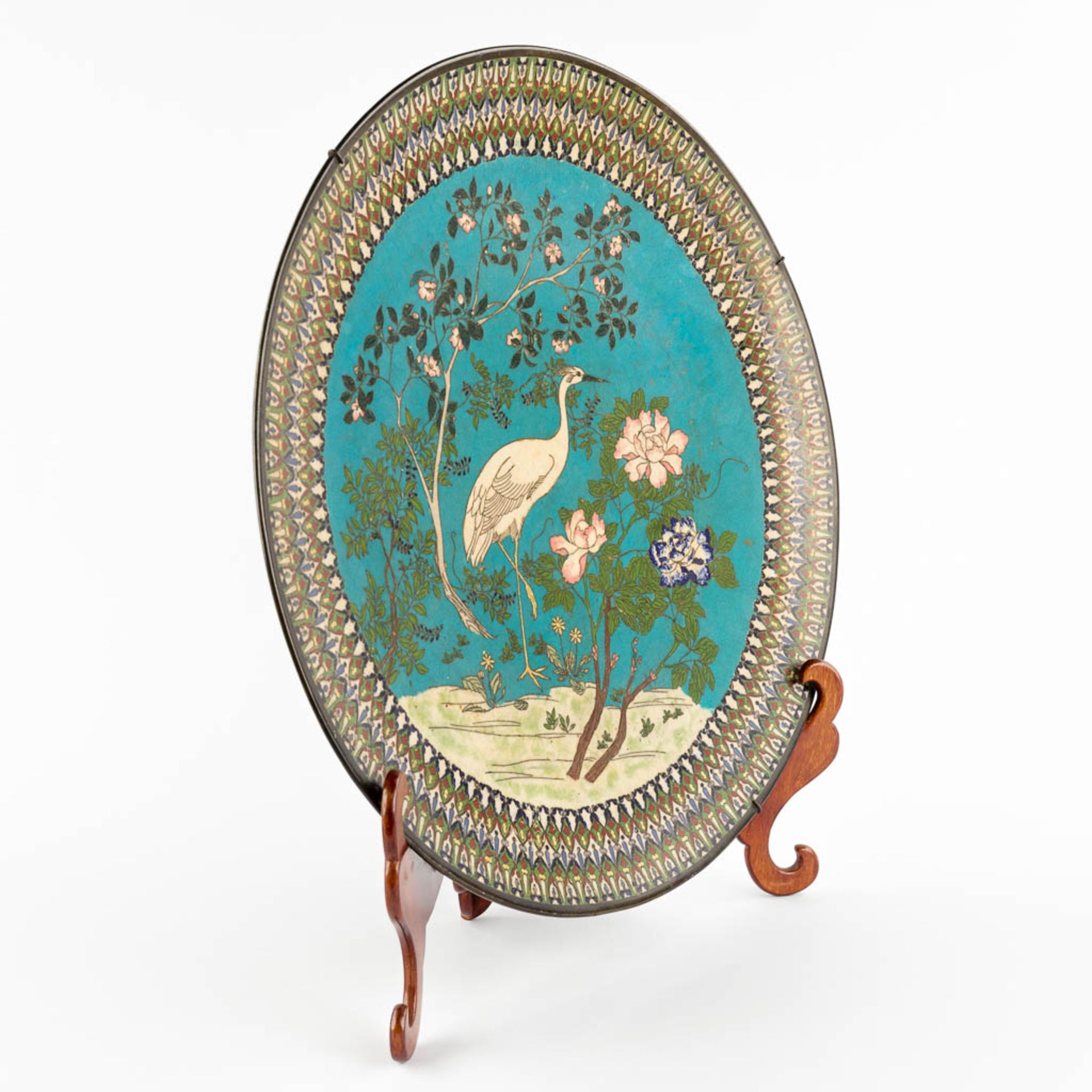 A large plate with a heron, cloisonné enamel, probably 19th C. (D:45 cm) - Image 3 of 9