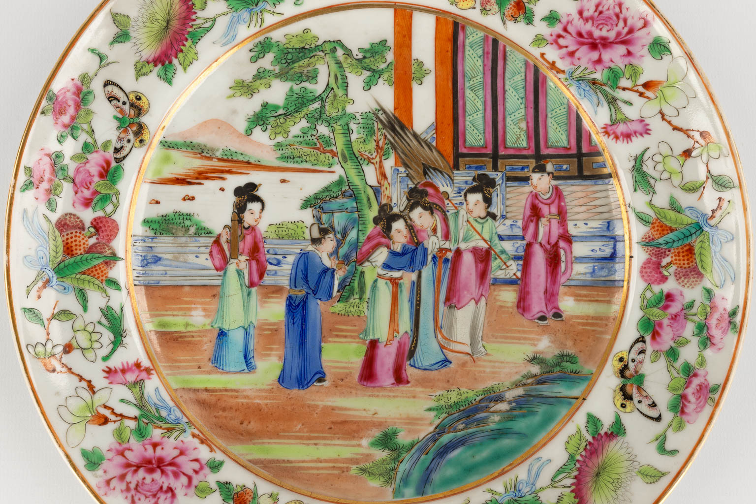 A Chinese Vase and 4 Canton plates, decorated with figurines. 19th/20th C. (H:42 x D:20 cm) - Image 18 of 23