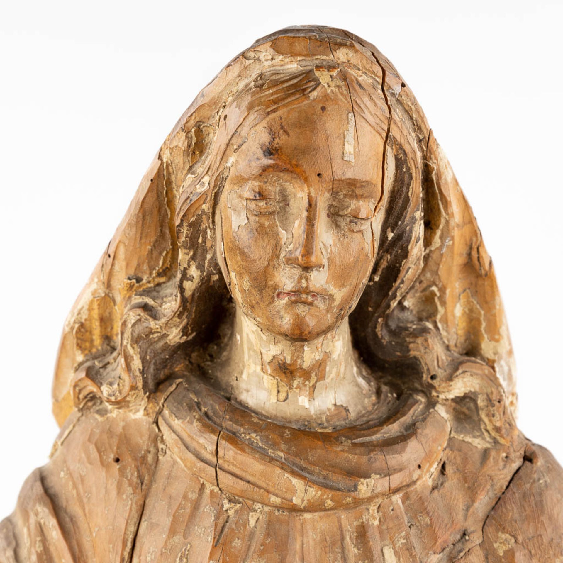 A wood-sculptured Madonna, remains of the original patina. 18th C. (D:15 x W:26 x H:62 cm) - Image 10 of 14