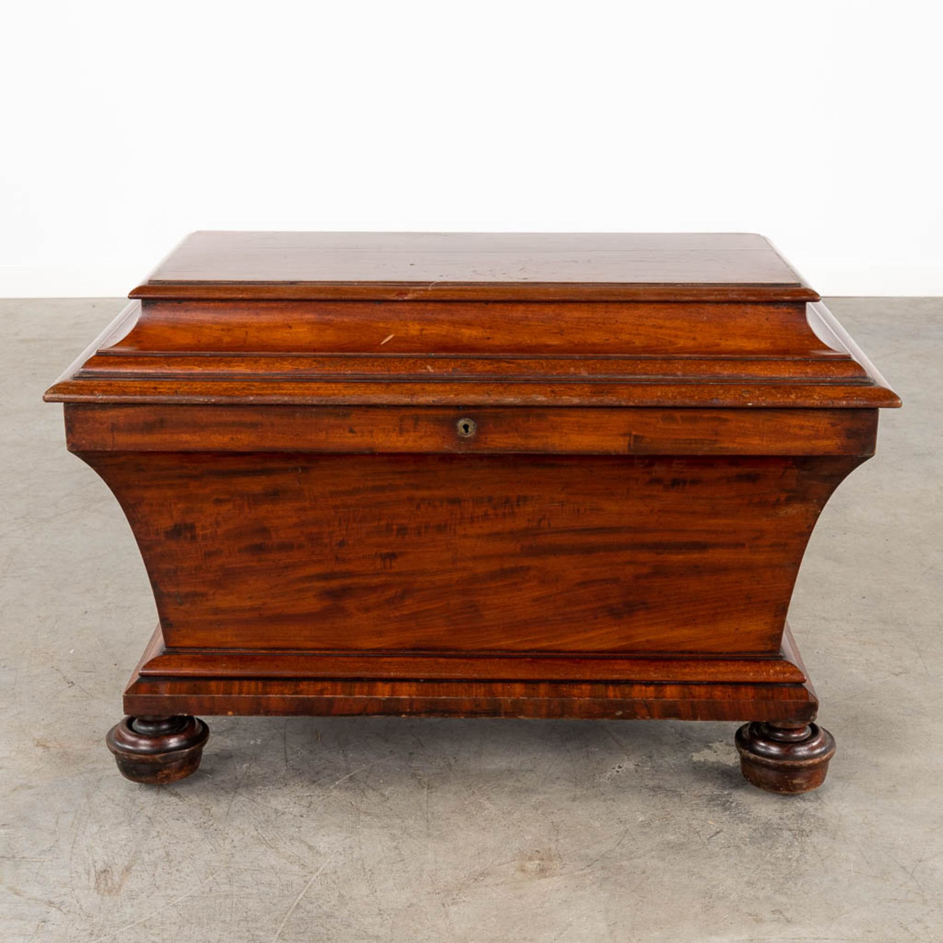 An exceptionally large English Cellarette or Wine Cooler, Mahogany, 19th C. (D:46 x W:79 x H:51 cm) - Image 6 of 13