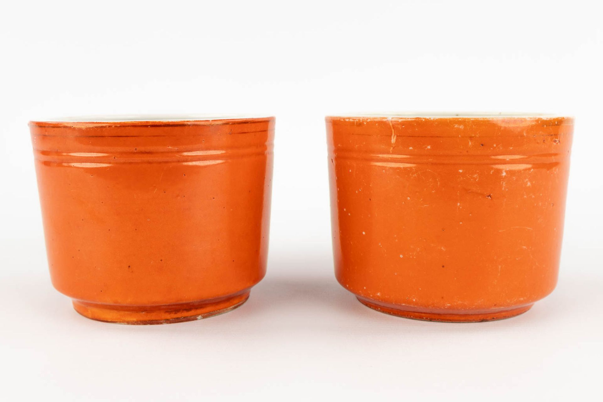 A pair of brush pots, coral red glaze with gilt decors of temples. 19th/20th C. (H:10 x D:13 cm) - Image 5 of 10