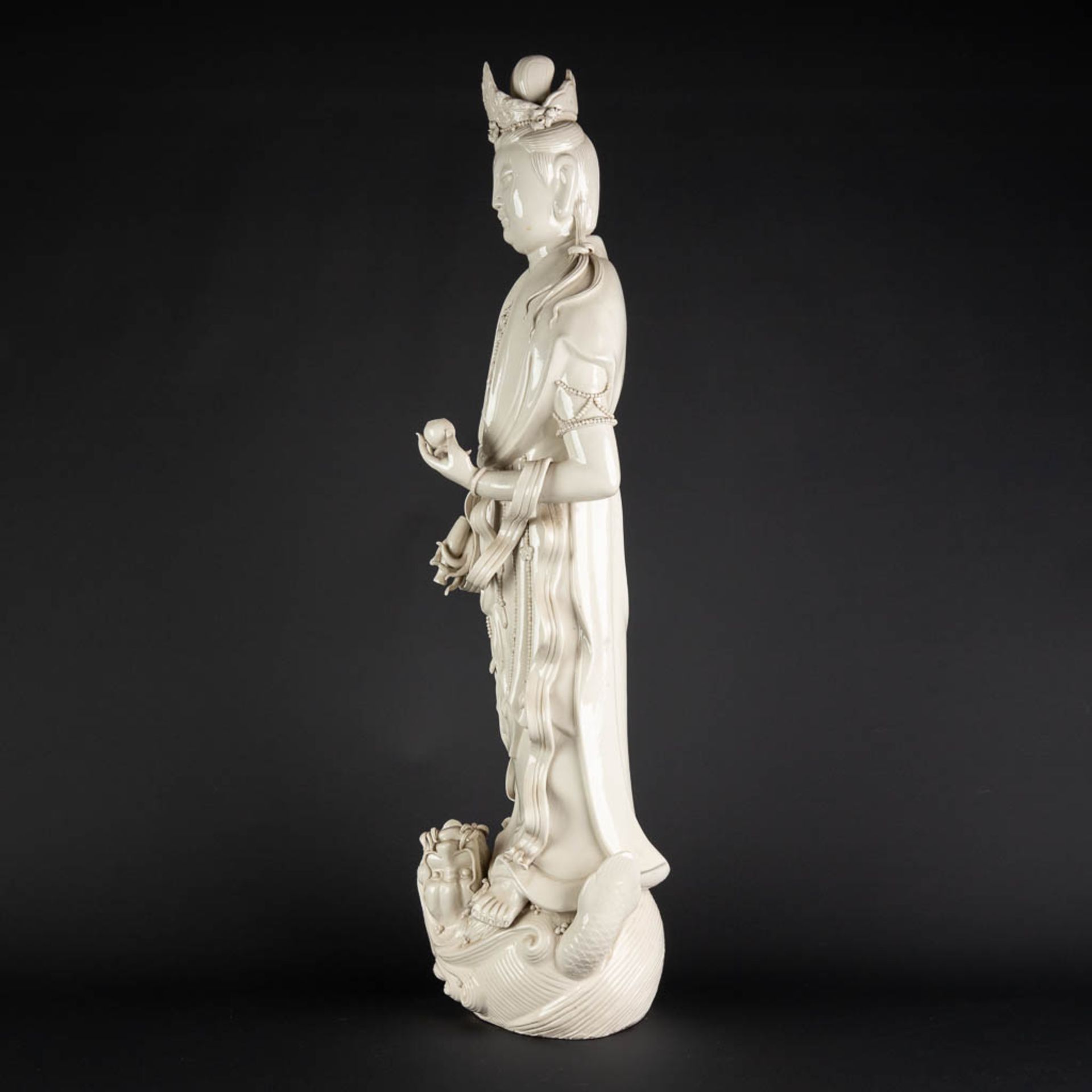 A large Chinese Guanyin figurine, blanc de chine porcelain. 20th C. (D:20 x W:23 x H:80 cm) - Image 4 of 13