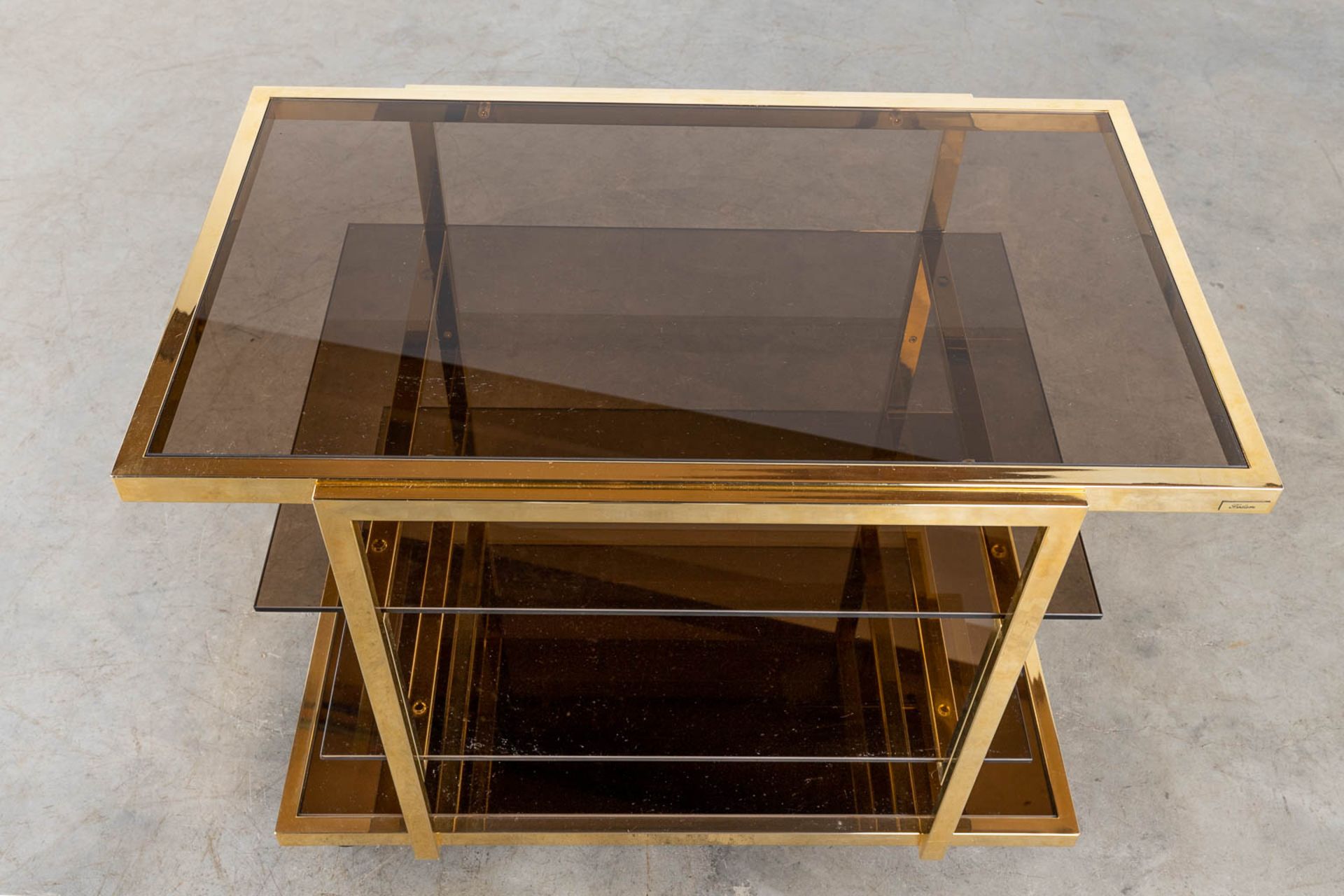 Fedam, a four tier bar cart, gilt metal and tinted glass. Circa 1970 (D:53 x W:85 x H:66 cm) - Image 7 of 8