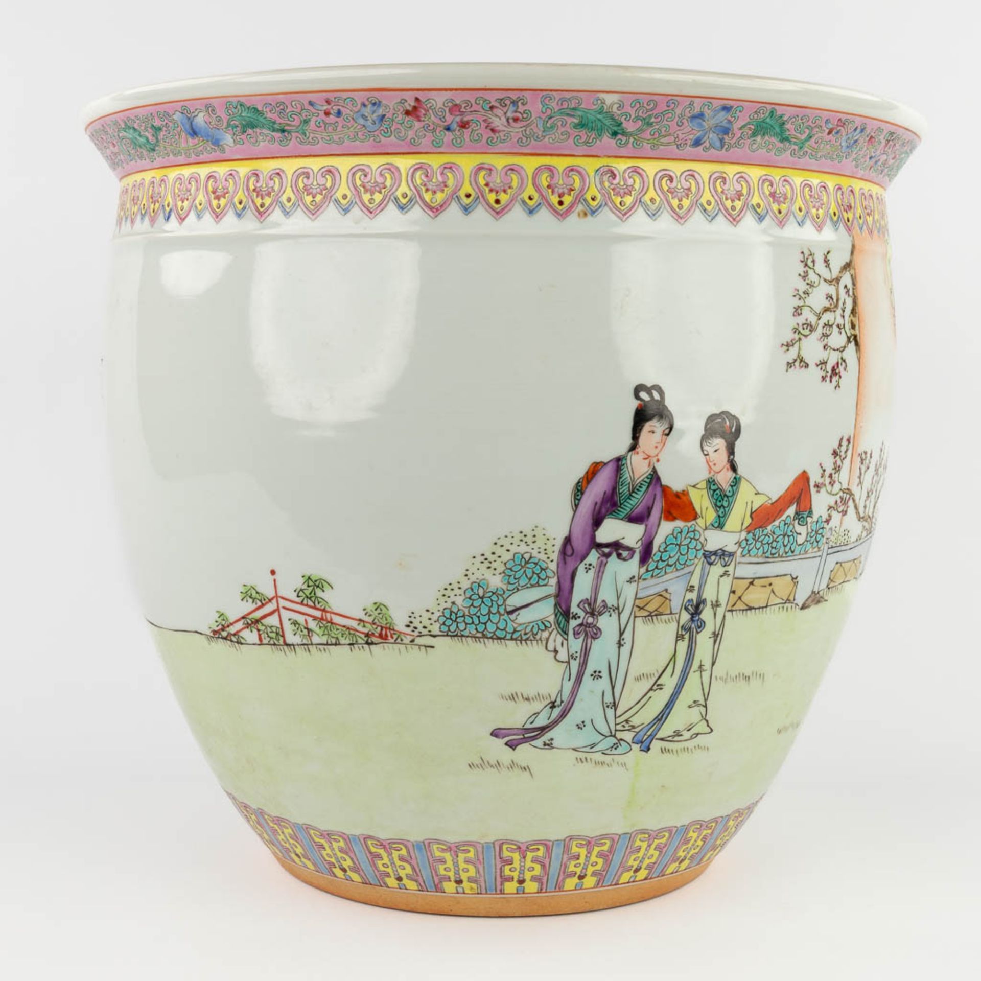 A large Chinese cache-pot decorated with figurines in a garden. 20th C. (H:36 x D:40 cm) - Image 4 of 13