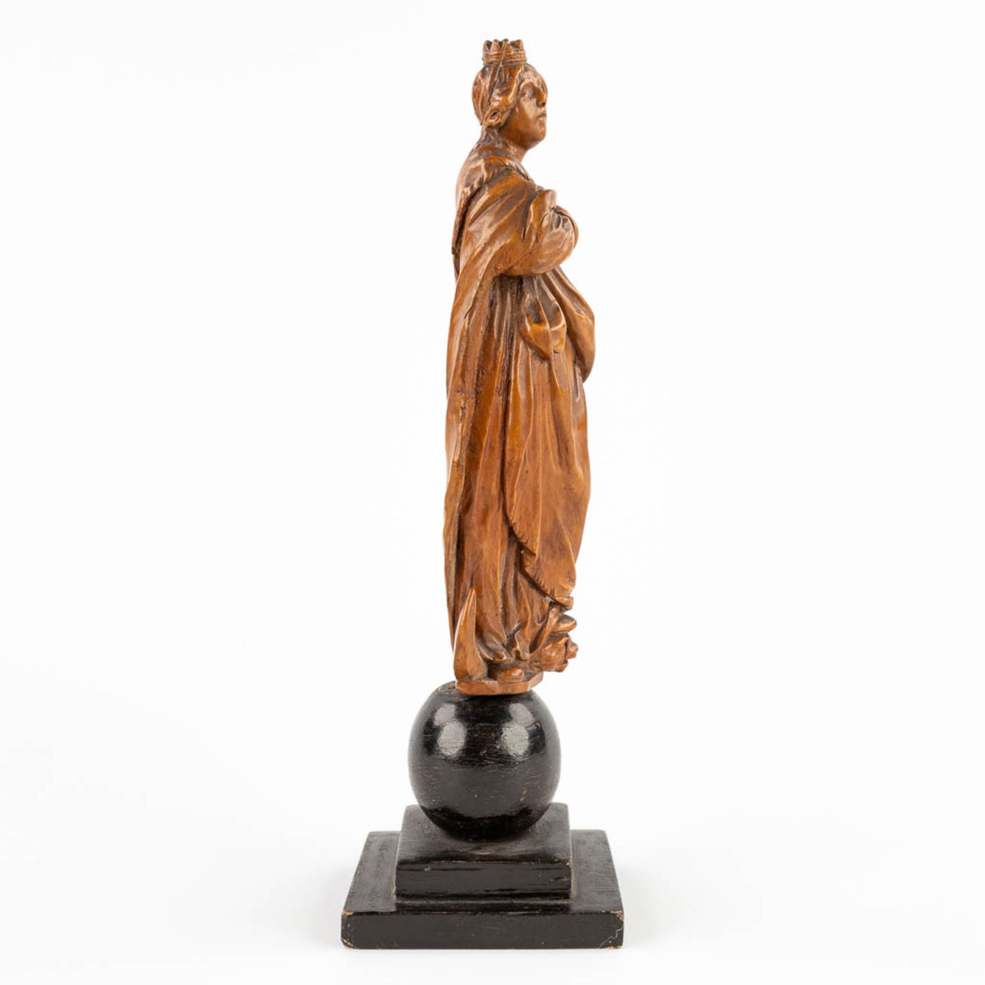 An antique wood sculptured Madonna on the crescent moon, 16th C. (D:3,5 x W:6 x H:17 cm) - Bild 4 aus 10