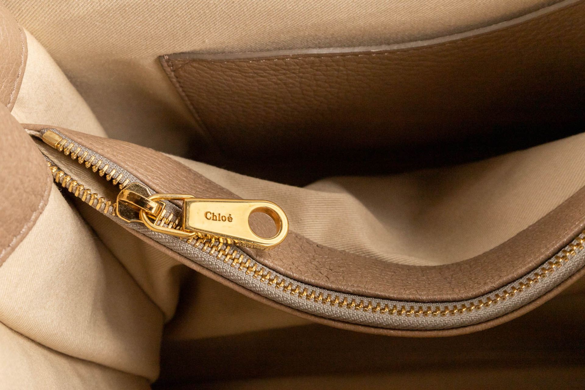 Chloé, a handbag made of brown leather. (W:38 x H:32 cm) - Bild 15 aus 19
