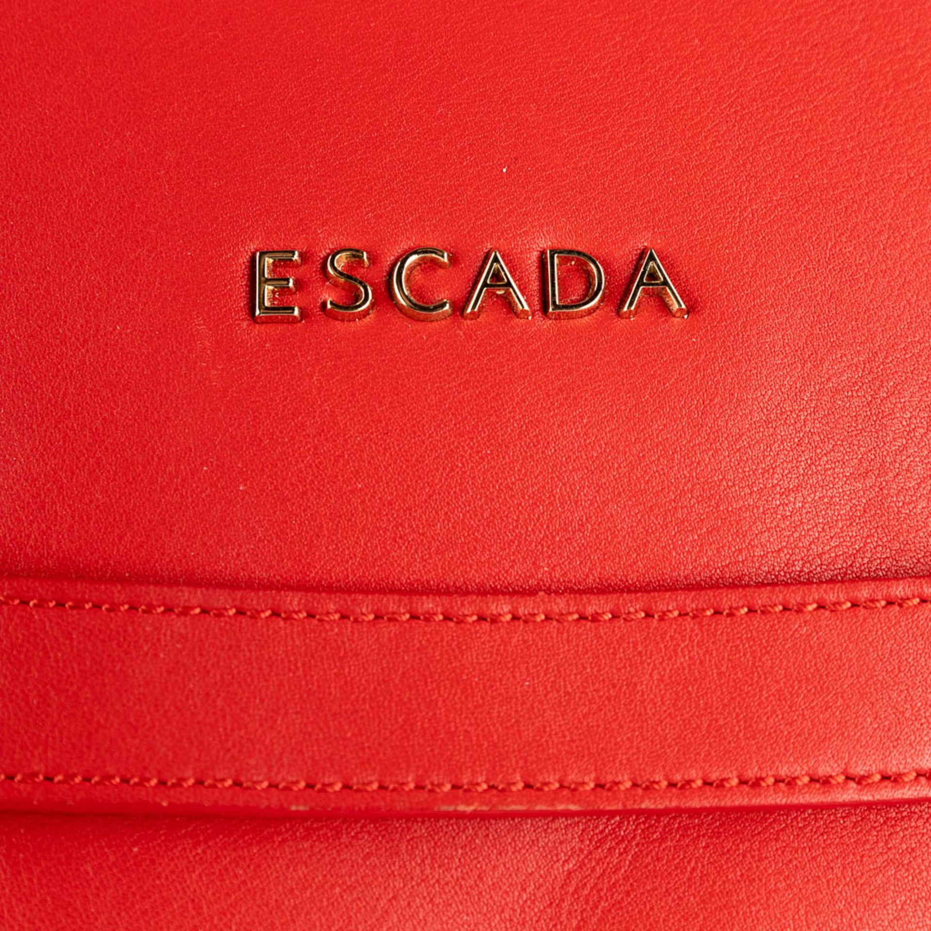 Escada, a handbag made of red leather. (W:33 x H:28 cm) - Bild 11 aus 17