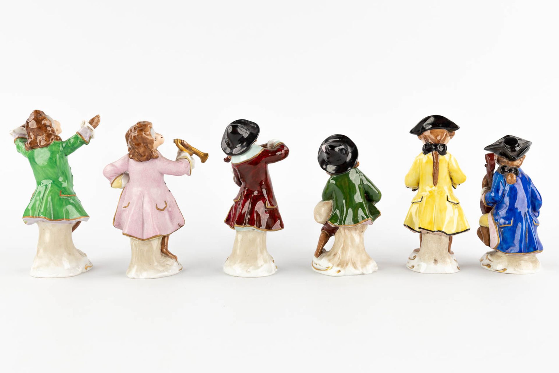 Sitzendorf, six figurines of the 'Monkey Orchestra', polychrome porcelain. (H:13 cm) - Bild 5 aus 14