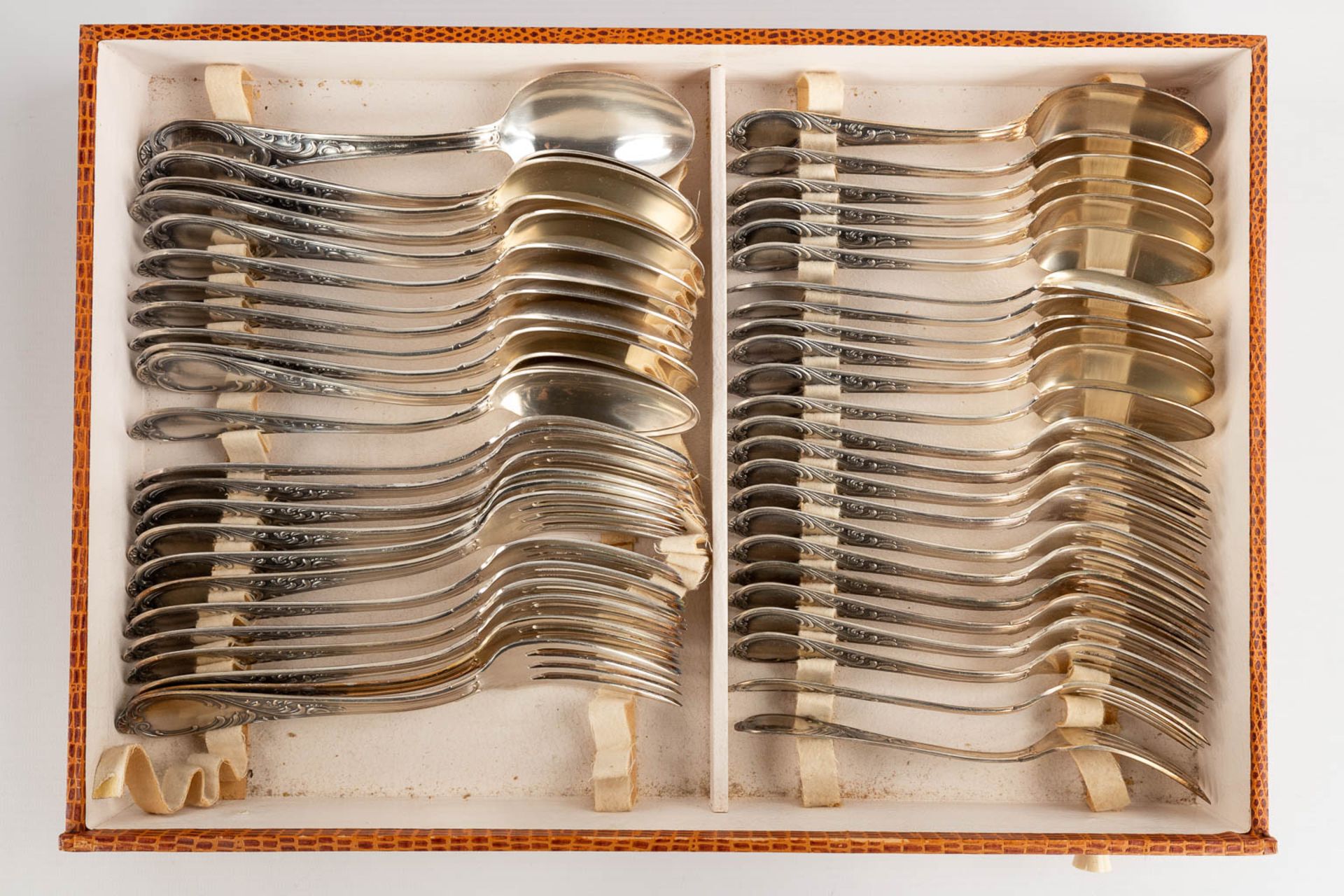 A 134-piece silver-plated cutlery in a storage box. Louis XV style. (D:31 x W:46 x H:24,5 cm) - Bild 16 aus 17