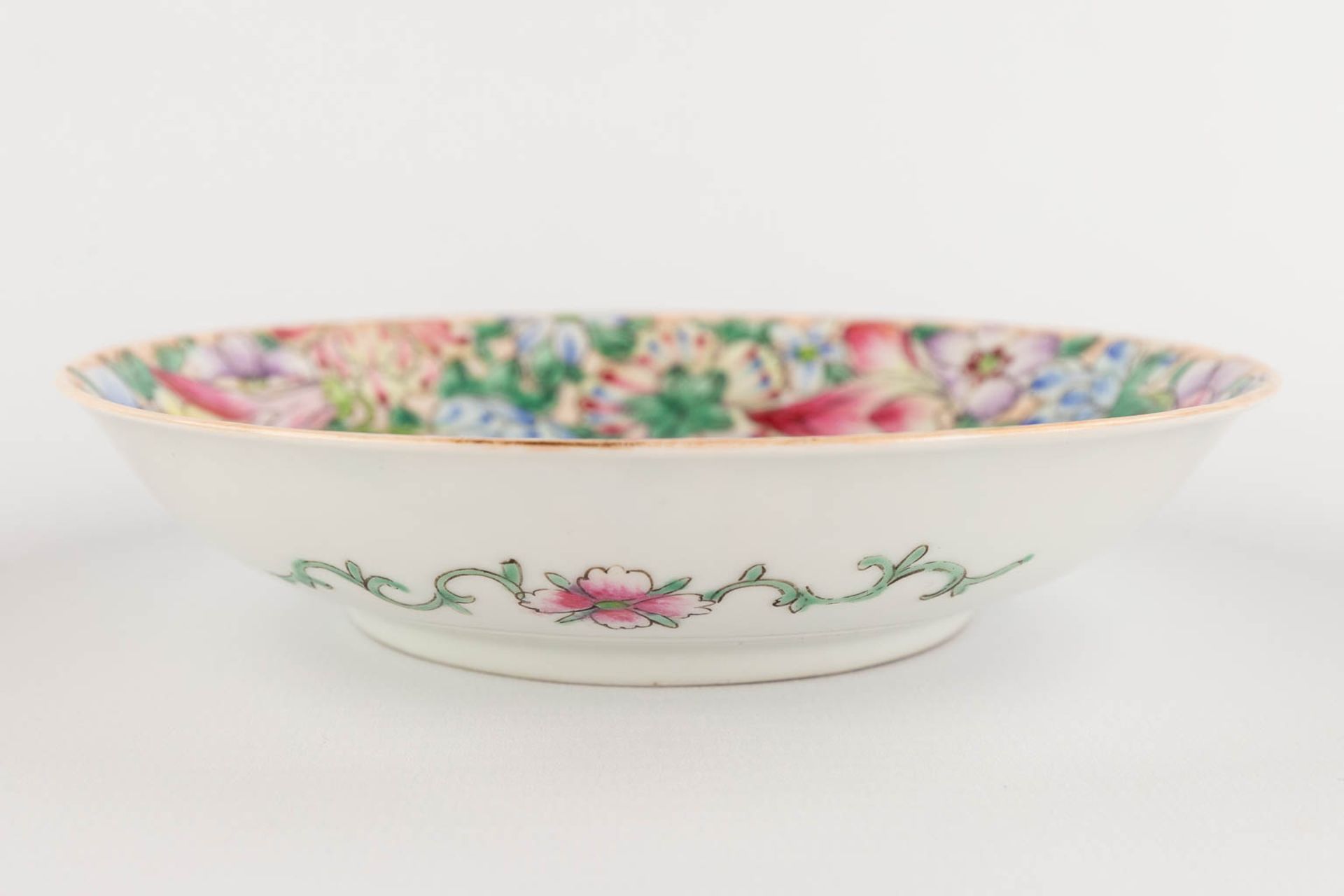 A Chinese plate 'Mille Fleurs', Qianlong mark. 19th/20th C. (D:14,5 cm) - Image 5 of 8